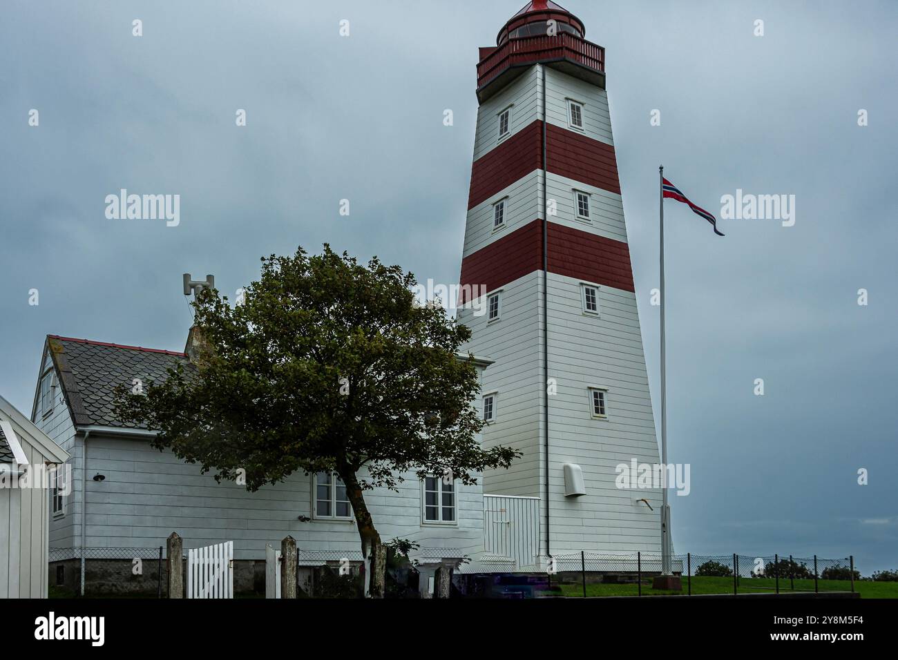 Phare d'Alnes situé sur l'île norvégienne de Godoya Banque D'Images
