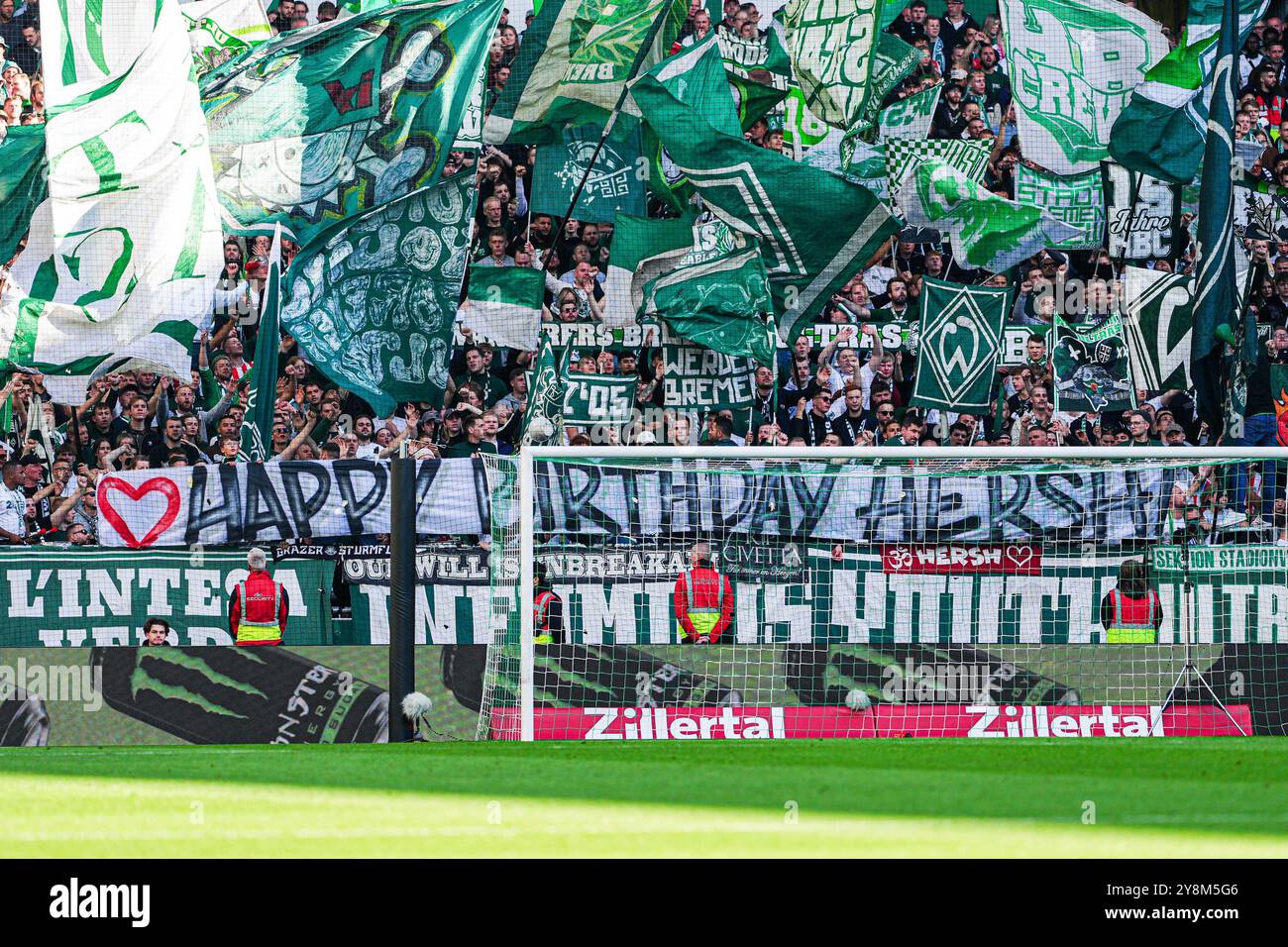 Fans/Ultras SV Werder Bremen fuer Hersh Goldberg Polin GER, SV Werder Bremen vs. SC Freiburg, Fussball, Bundesliga, Spieltag 6, Spielzeit 2024/25, 05.10.2024 LES RÈGLEMENTS du LDF INTERDISENT TOUTE UTILISATION DE PHOTOGRAPHIES COMME SÉQUENCES D'IMAGES ET/OU QUASI-VIDÉO Foto : Eibner-Pressefoto/Marcel von Fehrn Banque D'Images