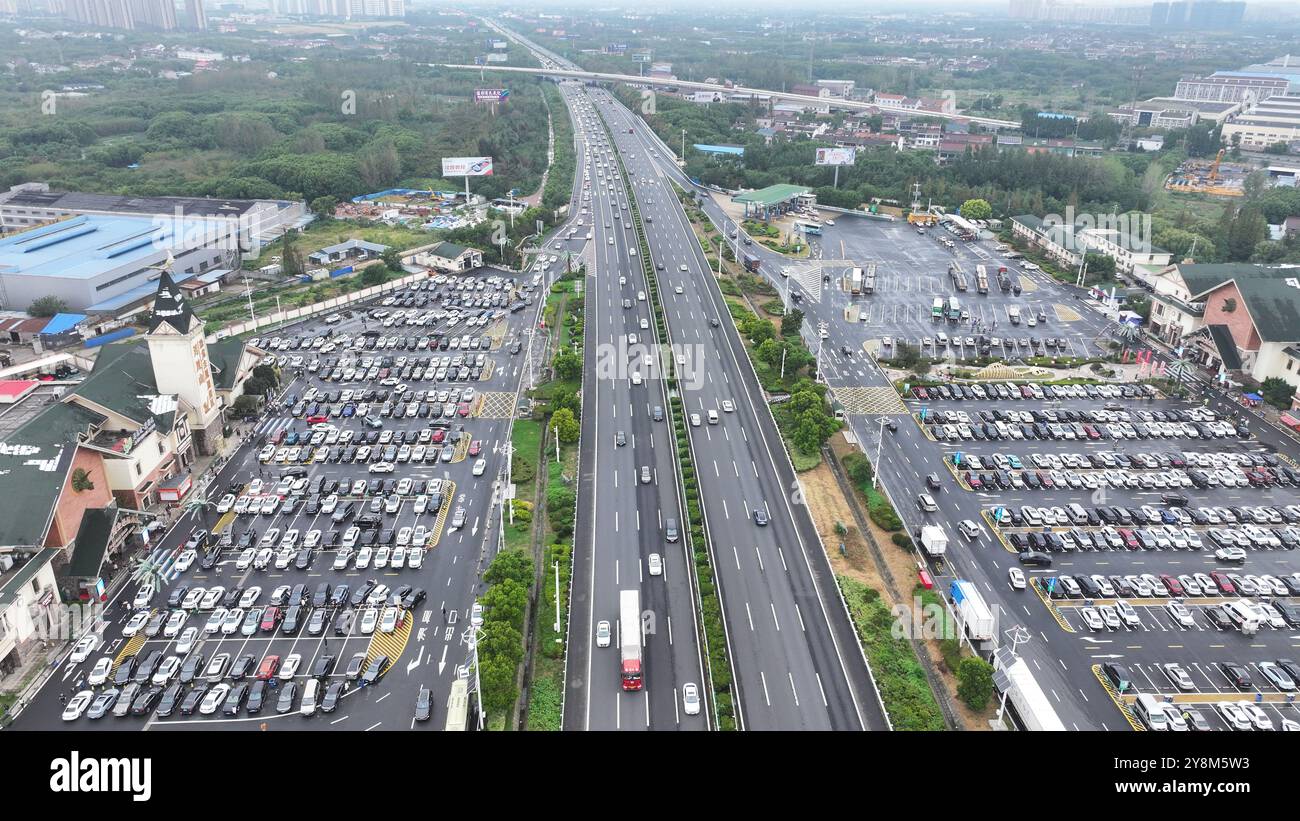 CHANGZHOU, CHINE - 6 OCTOBRE 2024 - le trafic de retour passe près de la zone de service de Fangmaoshan de l'autoroute Shanghai-Chengdu à Changzhou, est Banque D'Images