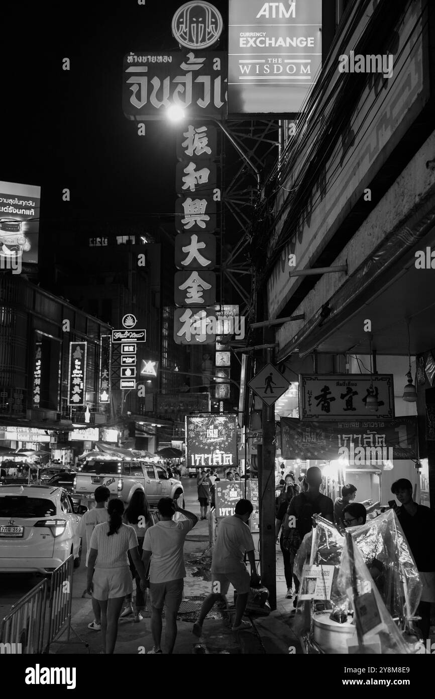 Street Life, Vibes et ambiance à la route Yaowarat de Bangkok Chinatown Thaïlande Asie pris en monochrome ou noir et blanc Banque D'Images