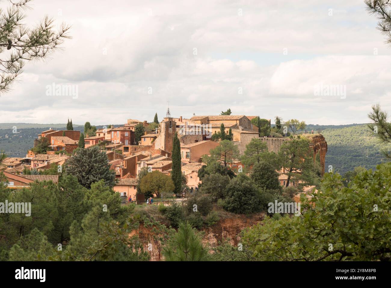 Le village perché de Roussillon en Provence, France Banque D'Images