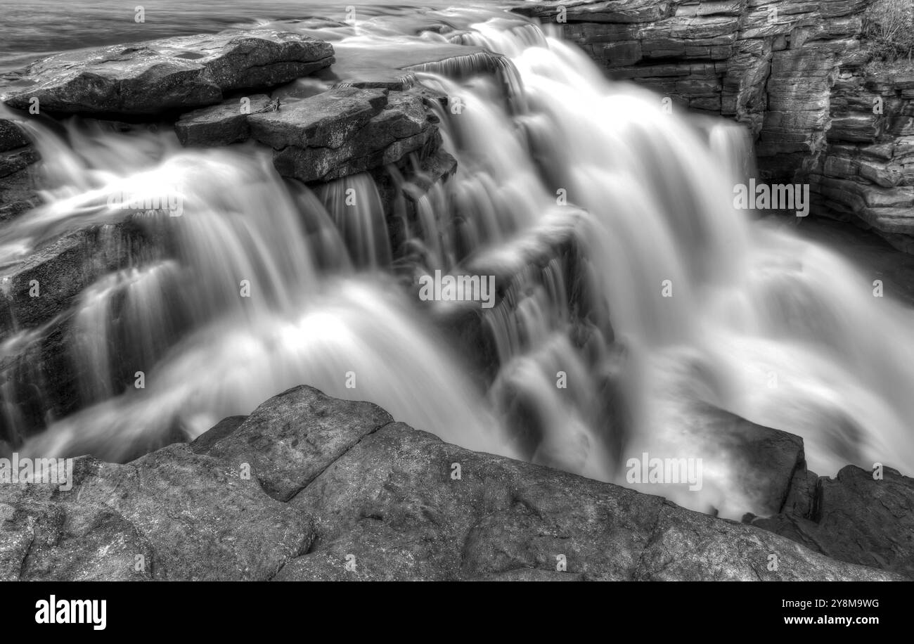 Cascade de la rivière Athabasca en Alberta Canada et le débit de l'eau brouillée Banque D'Images