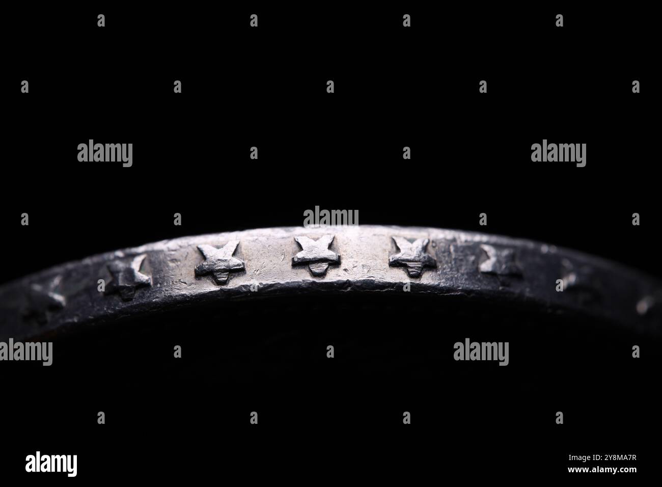 Bord de pièce, étoile métallique en argent, métal dans l'obscurité, pièce d'argent dans l'obscurité, pièces de monnaie du franc suisse Banque D'Images
