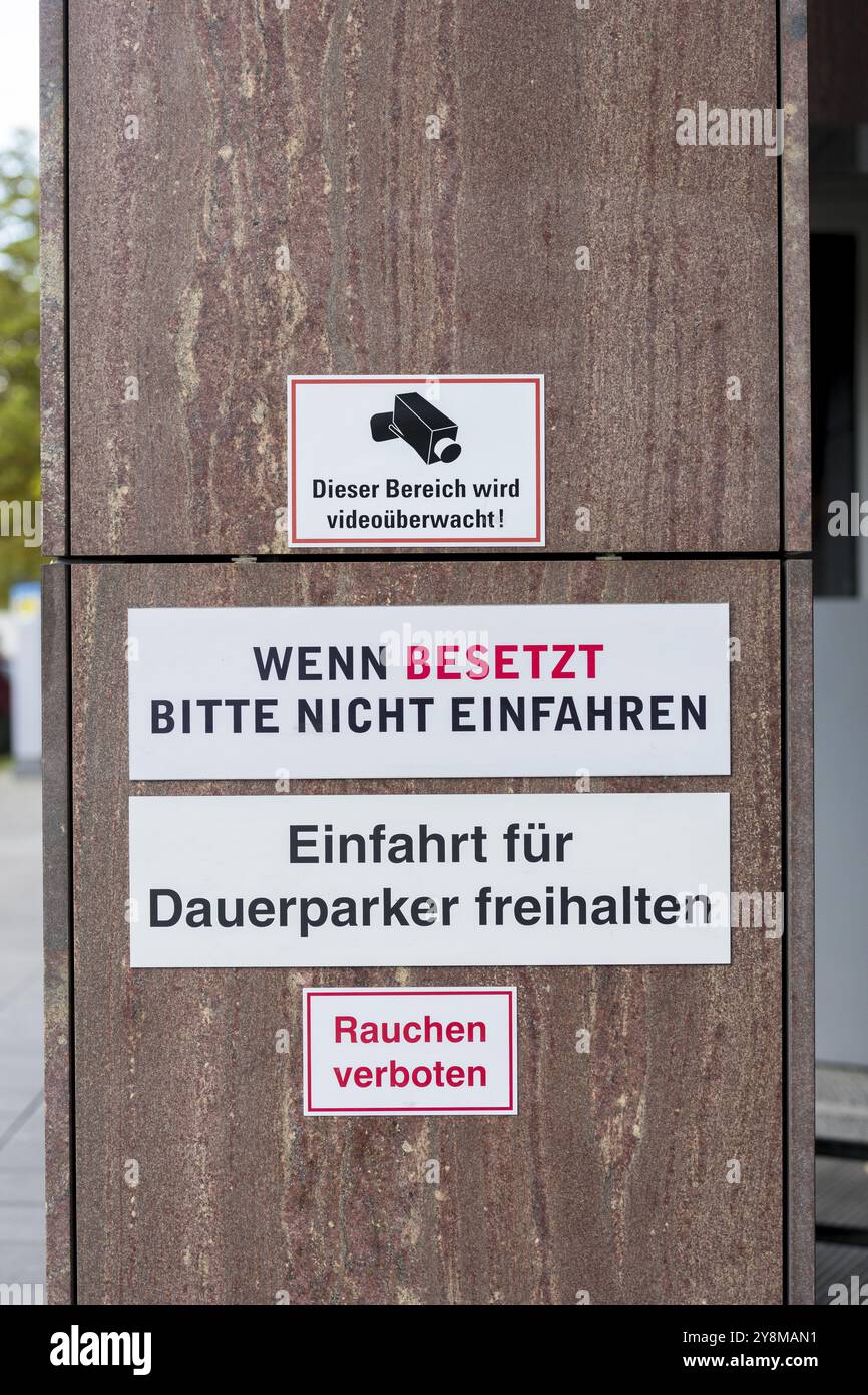 Panneaux avec avertissements sur la vidéosurveillance et l'accès au parking devant un bâtiment, interdiction de fumer, Bade-Wuerttemberg, Allemagne, Europe Banque D'Images