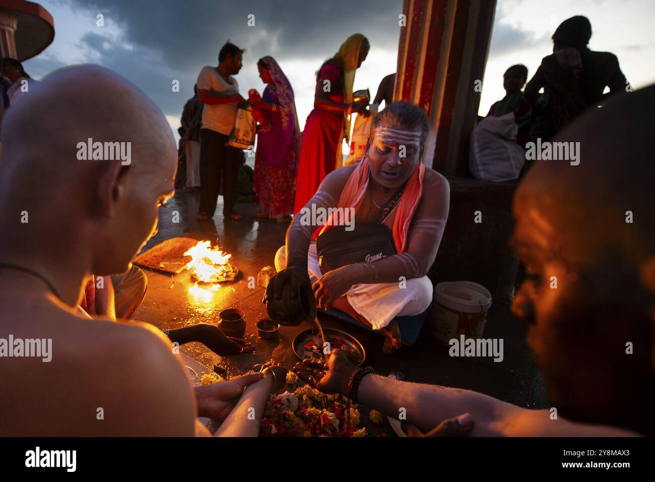 Prêtre hindou avec des pèlerins au rituel du feu à Ghat Agni Theertham, Rameswaram, île de Pamban, Tamil Nadu, Inde, Asie Banque D'Images