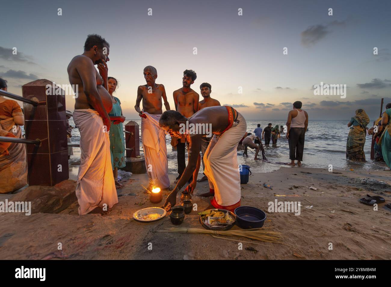 Prêtre hindou avec des pèlerins au rituel du feu à Ghat Agni Theertham, Rameswaram, île de Pamban, Tamil Nadu, Inde, Asie Banque D'Images