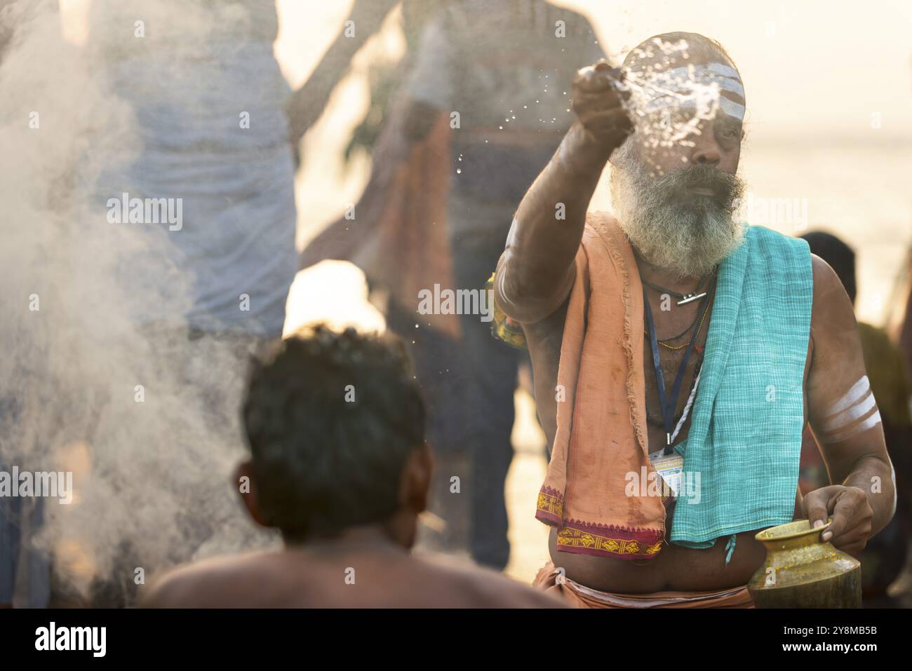 Prêtre hindou exécutant un rituel de feu à Ghat Agni Theertham, Rameswaram ou Rameshwaram, île de Pamban, Tamil Nadu, Inde, Asie Banque D'Images