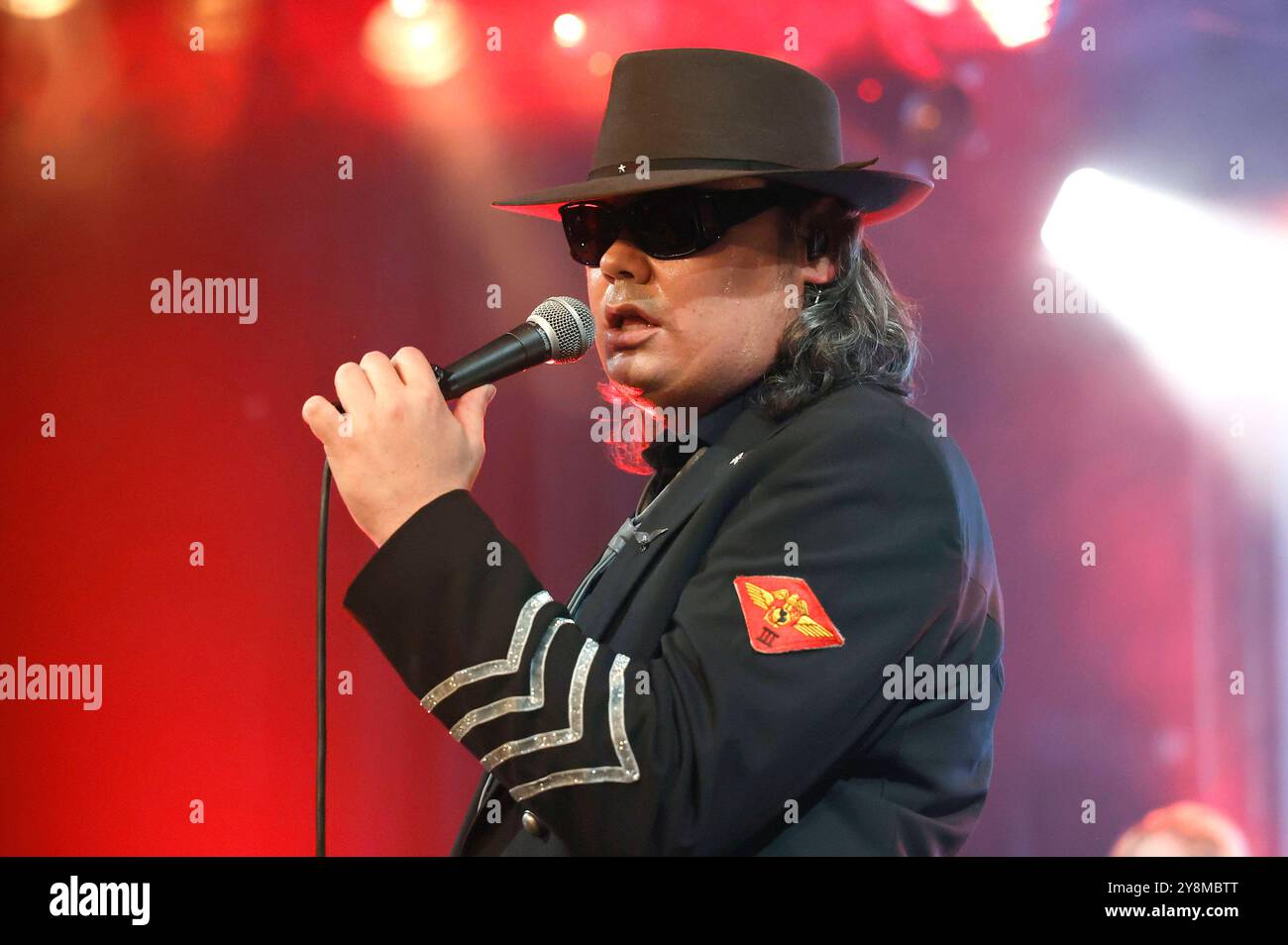 Rene Oschmann mit der Band Udopia live beim 12. Rockliner-Veteranen-Treffen - Das offizielle Udo Lindenberg-Fantreffen im Wuppertaler Brauhaus. Wuppertal, 05.10.2024 *** René Oschmann avec le groupe Udopia en direct aux 12 Rockliner Veterans qui rencontrent le fan meeting officiel d'Udo Lindenberg au Brauhaus Wuppertal, 05 10 2024 Foto:XT.xSchröerx/xFuturexImagex fantreffen_4019 Banque D'Images