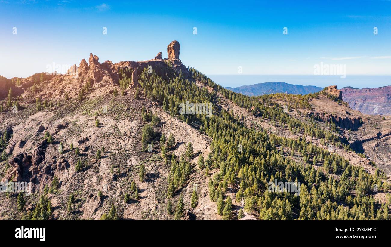 Roque Nublo et Pico de Teide en arrière-plan sur l'île de Gran Canaria, Espagne. Vue panoramique sur la montagne sacrée Roque Nublo, parc rural Roque Nublo, Banque D'Images