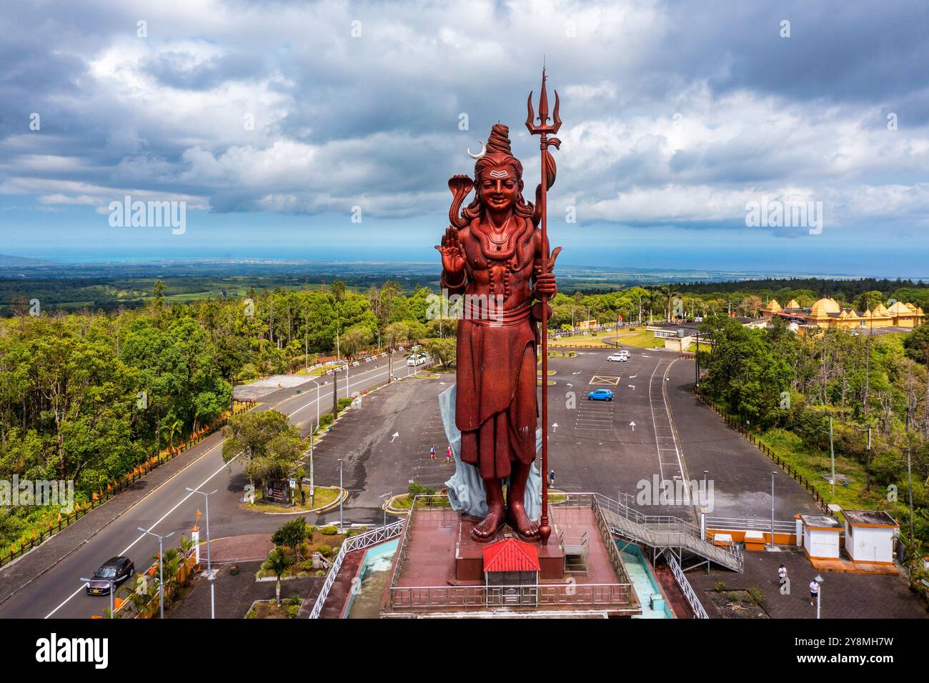 Statue de Shiva au temple Grand bassin, le plus haut temple de Shiva du monde, il mesure 33 mètres de haut. Importants temples hindous de Maurice. Une grande statue de t Banque D'Images