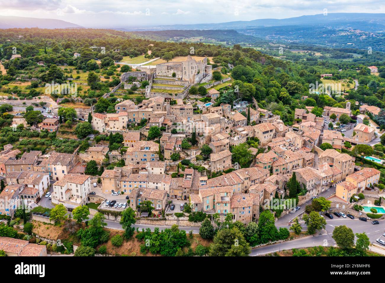 Vue sur la vieille ville de Lacoste, ancien village de France, Vaucluse, Provence-Alpes-Côte d'Azur, Parc du Luberon. Village Lacoste pays pittoresque Banque D'Images