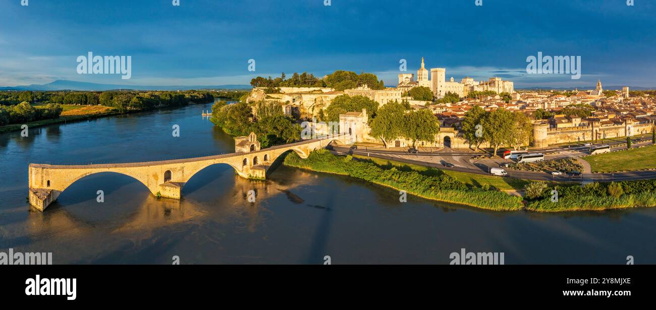 Belle vue sur Avignon avec le célèbre pont Saint-Benezet, architecture médiévale le long du Rhône à Avignon, France. Le Pont Saint Benezet et Banque D'Images