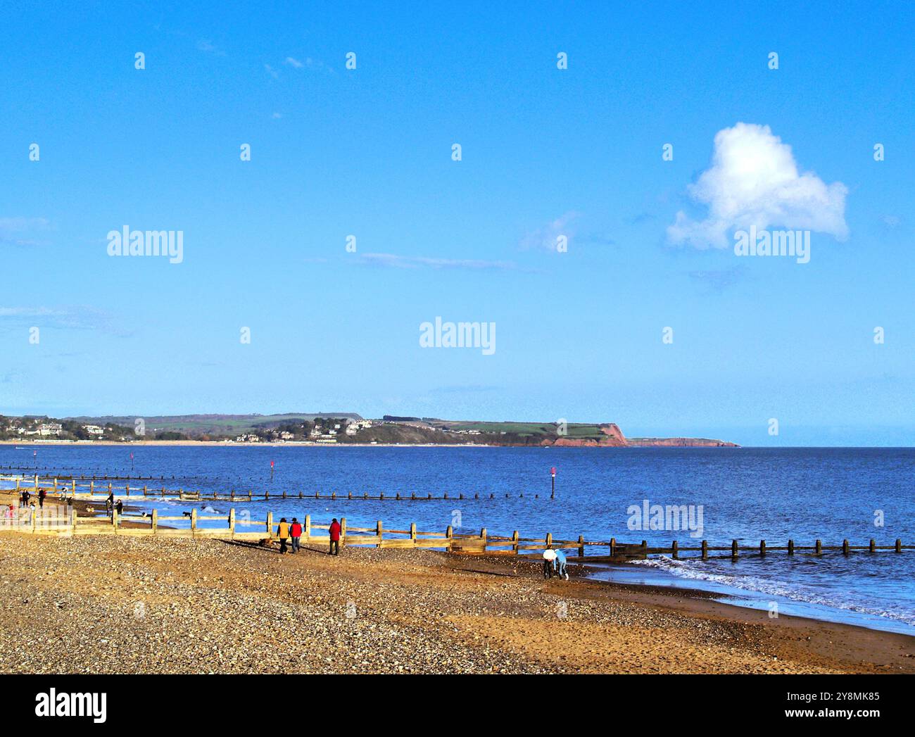 L'estuaire de la rivière Exe regardant de Dawlish Warren vers Exmouth et les falaises de grès rouge de la côte jurassique de l'est du Devon qui s'étendent le long vers Banque D'Images