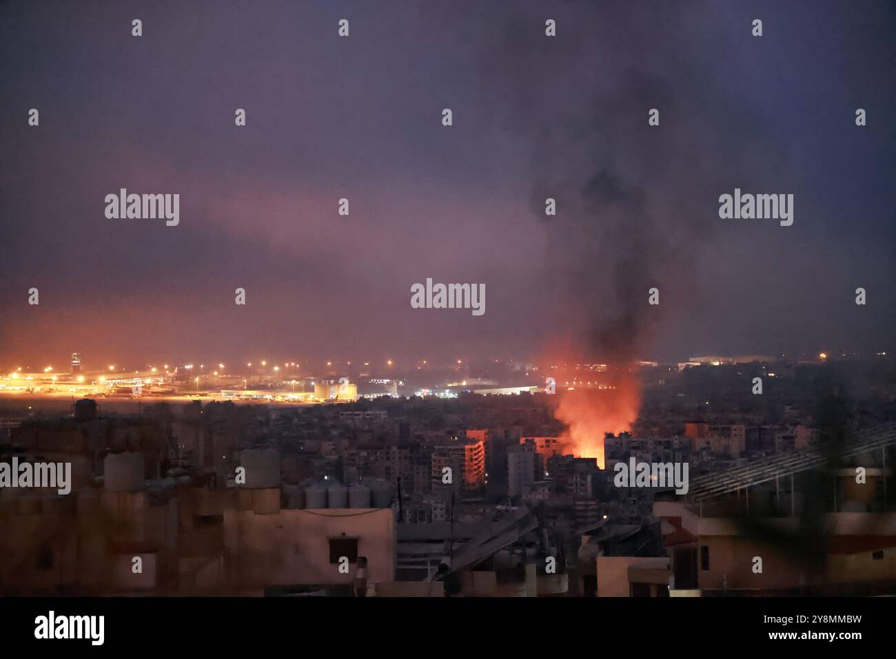 Beyrouth, Liban. 06 octobre 2024. Sylvain Rostaing/le Pictorium - Beyrouth le 6 octobre après une nuit de bombardements - 06/10/2024 - Liban/Beyrouth/Beyrouth - Beyrouth le 6 octobre après une nuit de bombardements, la capitale libanaise s'est réveillée dans une épaisse fumée, 30 grèves d'une intensité sans précédent ont eu lieu dans les quartiers sud et près de l'aéroport crédit : LE PICTORIUM/Alamy Live News Banque D'Images