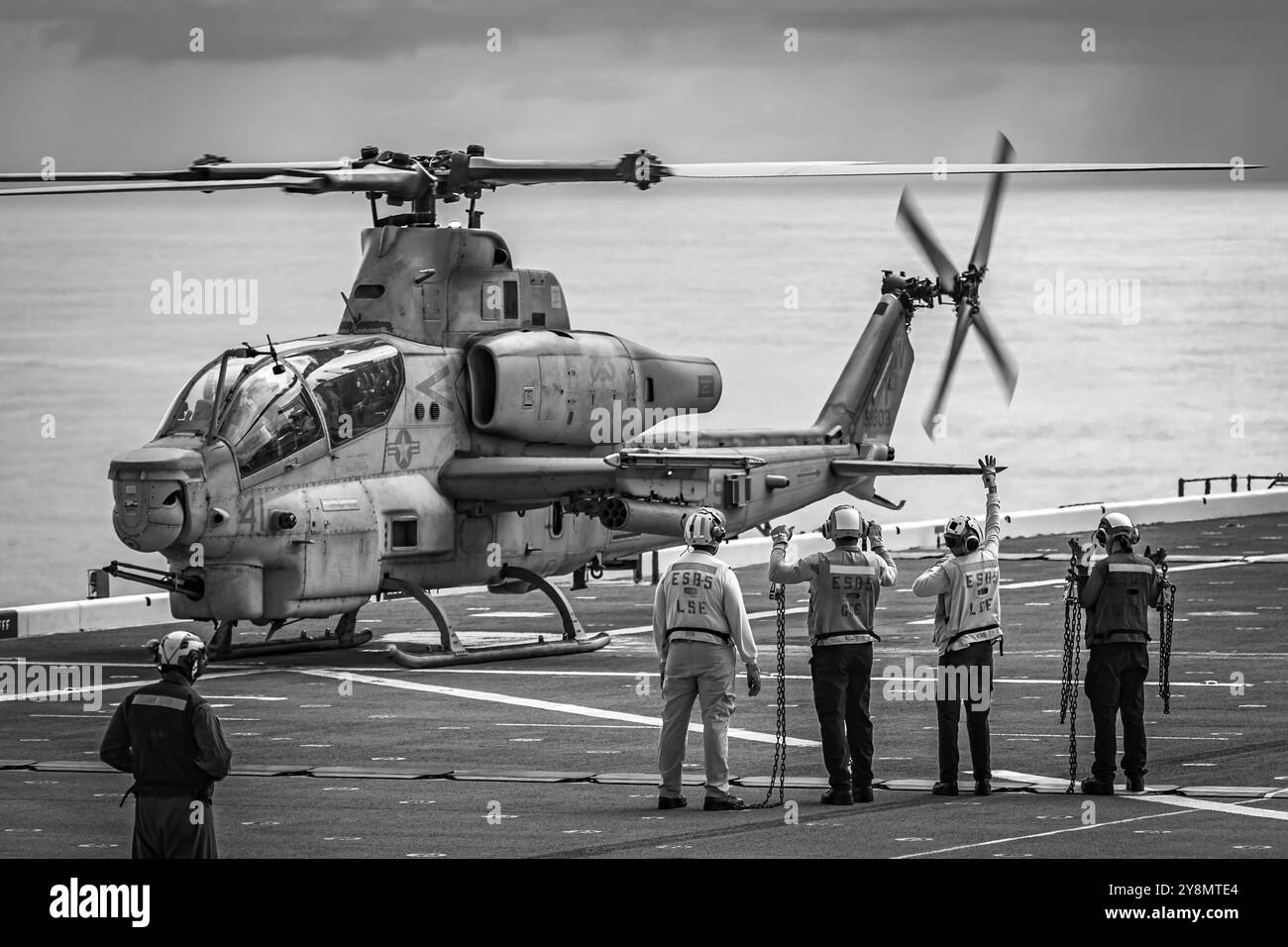 PHILIPPINE SEA (28 septembre 2024) des marins américains affectés à la base maritime expéditionnaire USS Miguel Keith (ESB 5) montrent des chaînes retirées d'une Viper a AH-1Z Banque D'Images