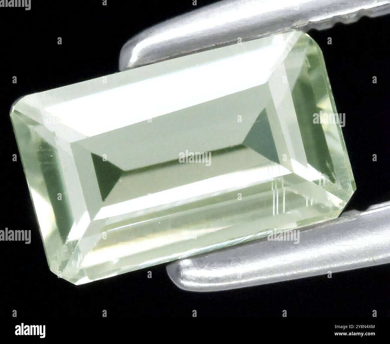 Pierre précieuse naturelle vert clair exquise avec d'élégantes facettes Emerald Cut. Banque D'Images