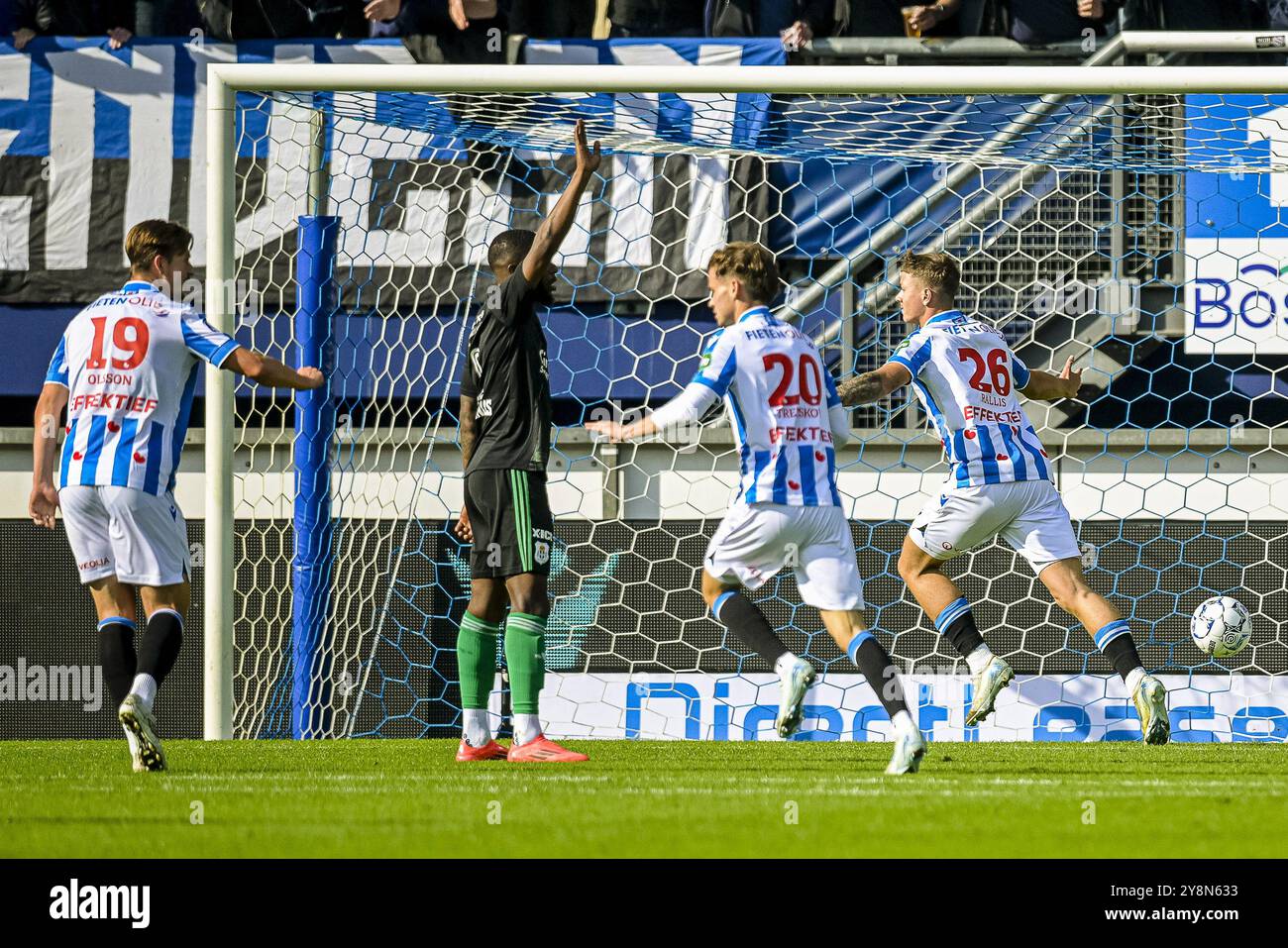 Heerenveen, Nederland. 06 octobre 2024. HEERENVEEN, 06-10-2024, Abe Lenstra Stadion, football, Eredivisie néerlandaise, saison 2024/2025, Heerenveen - Pec Zwolle, joueur de Heerenveen Simon Olsson, joueur de Heerenveen Dimitris Rallis, joueur de Heerenveen Jacob Trenskow, célébrant le but 1-1. Crédit : Pro Shots/Alamy Live News Banque D'Images