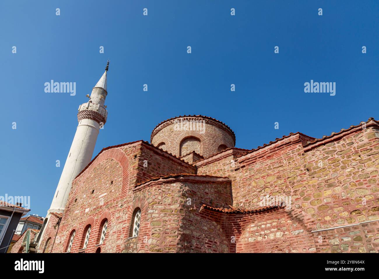 Tirilye, Turkiye - 29 septembre 2024 : Mosquée Fatih, convertie d'une église orthodoxe grecque à Tirilye, Mudanya, Bursa, Turkiye. Banque D'Images