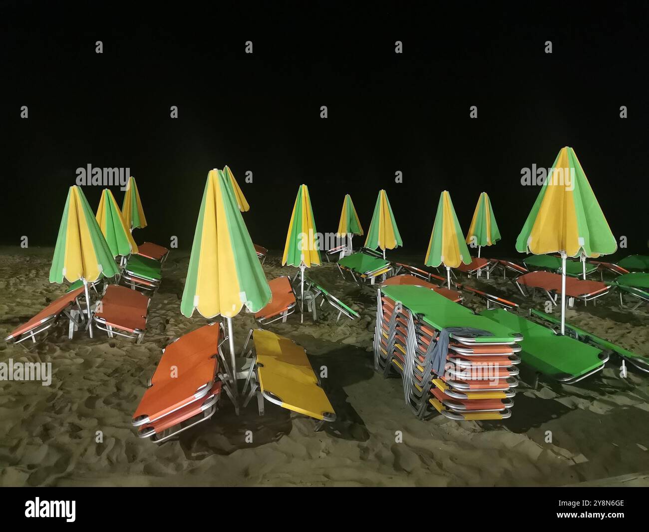 30 août 2024, Grèce, Chania : parasols et chaises longues sur la plage de Nea Chora. Photo : Alexandra Schuler/dpa Banque D'Images