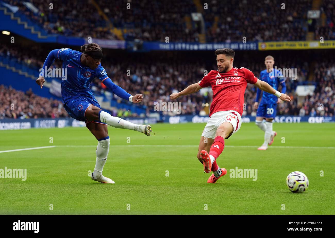 Noni Madueke de Chelsea traverse le ballon sous la pression d'Alex Moreno de Nottingham Forest lors du premier League match à Stamford Bridge, Londres. Date de la photo : dimanche 6 octobre 2024. Banque D'Images