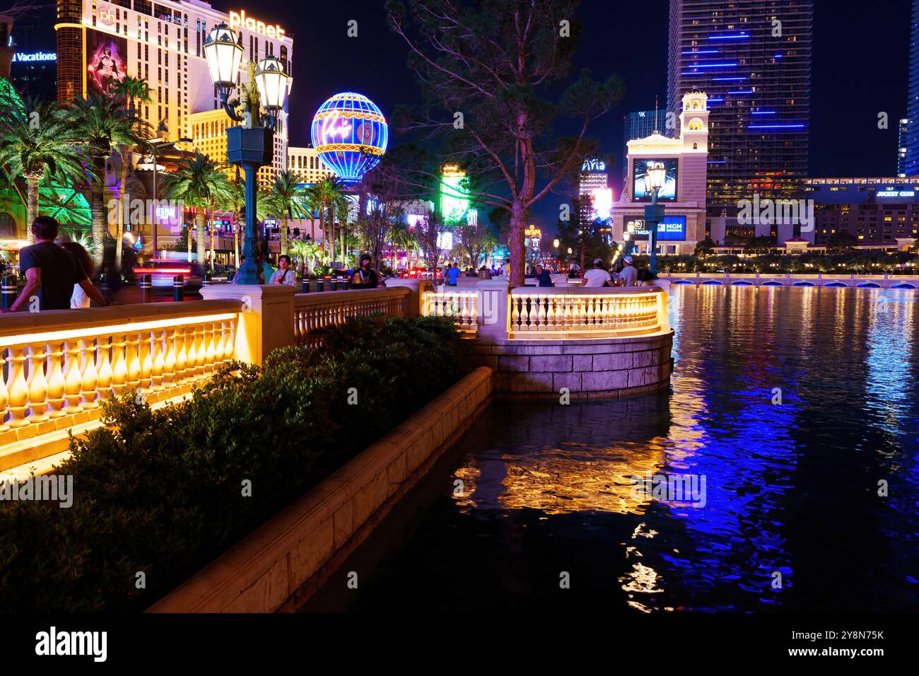 Las Vegas, Nevada - 13 avril 2024 : vue panoramique du Strip de Las Vegas la nuit avec des allées illuminées, des lumières vibrantes de la ville et des reflets Banque D'Images