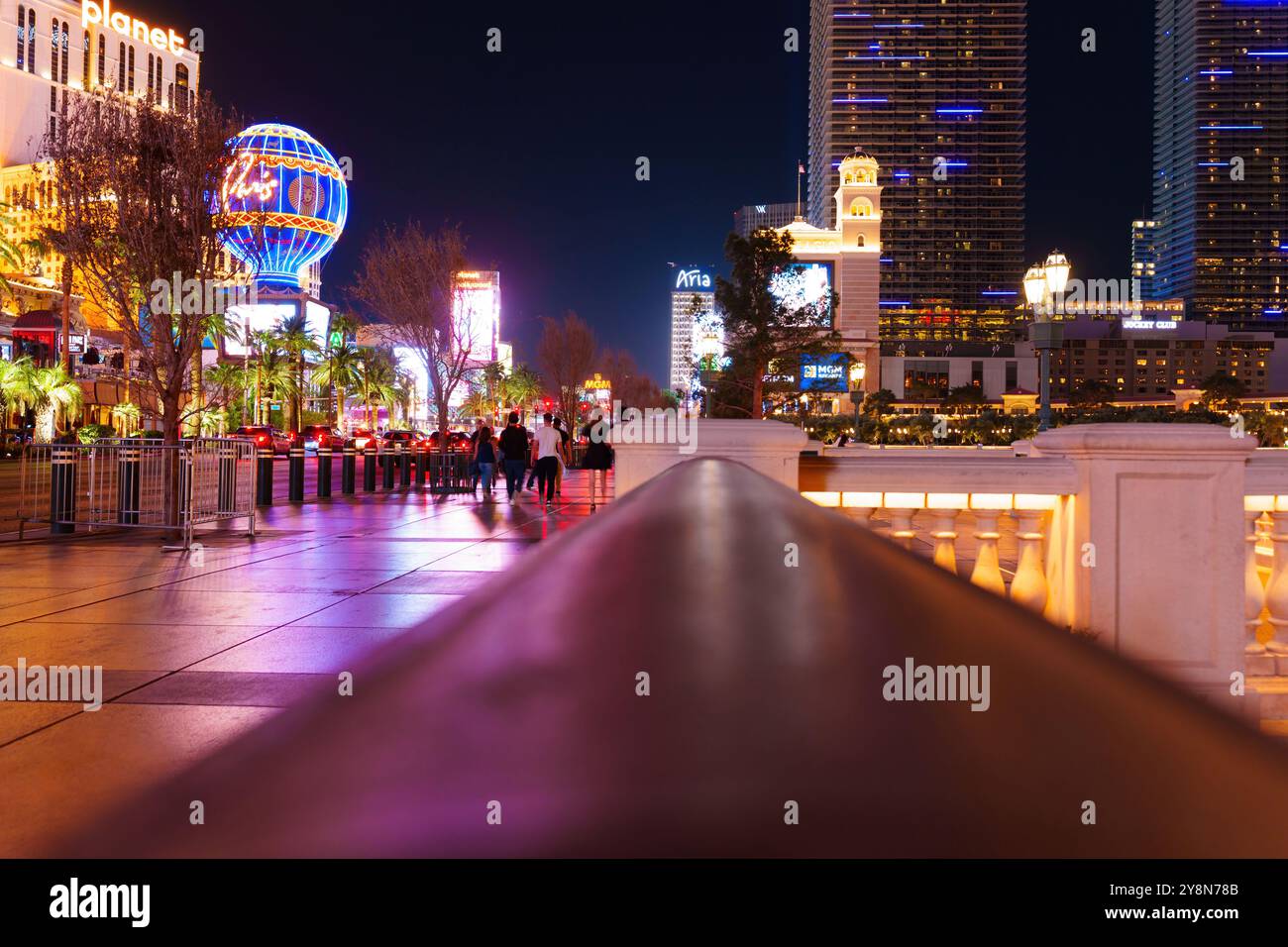 Las Vegas, Nevada - 13 avril 2024 : perspective dynamique du Strip de Las Vegas la nuit, avec des lumières vibrantes, une foule animée et une attraction emblématique Banque D'Images