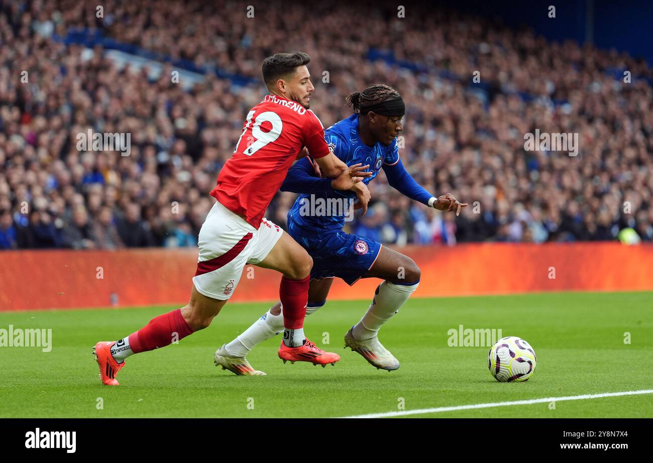 Noni Madueke de Chelsea et Alex Moreno de Nottingham Forest se battent pour le ballon lors du premier League match à Stamford Bridge, Londres. Date de la photo : dimanche 6 octobre 2024. Banque D'Images