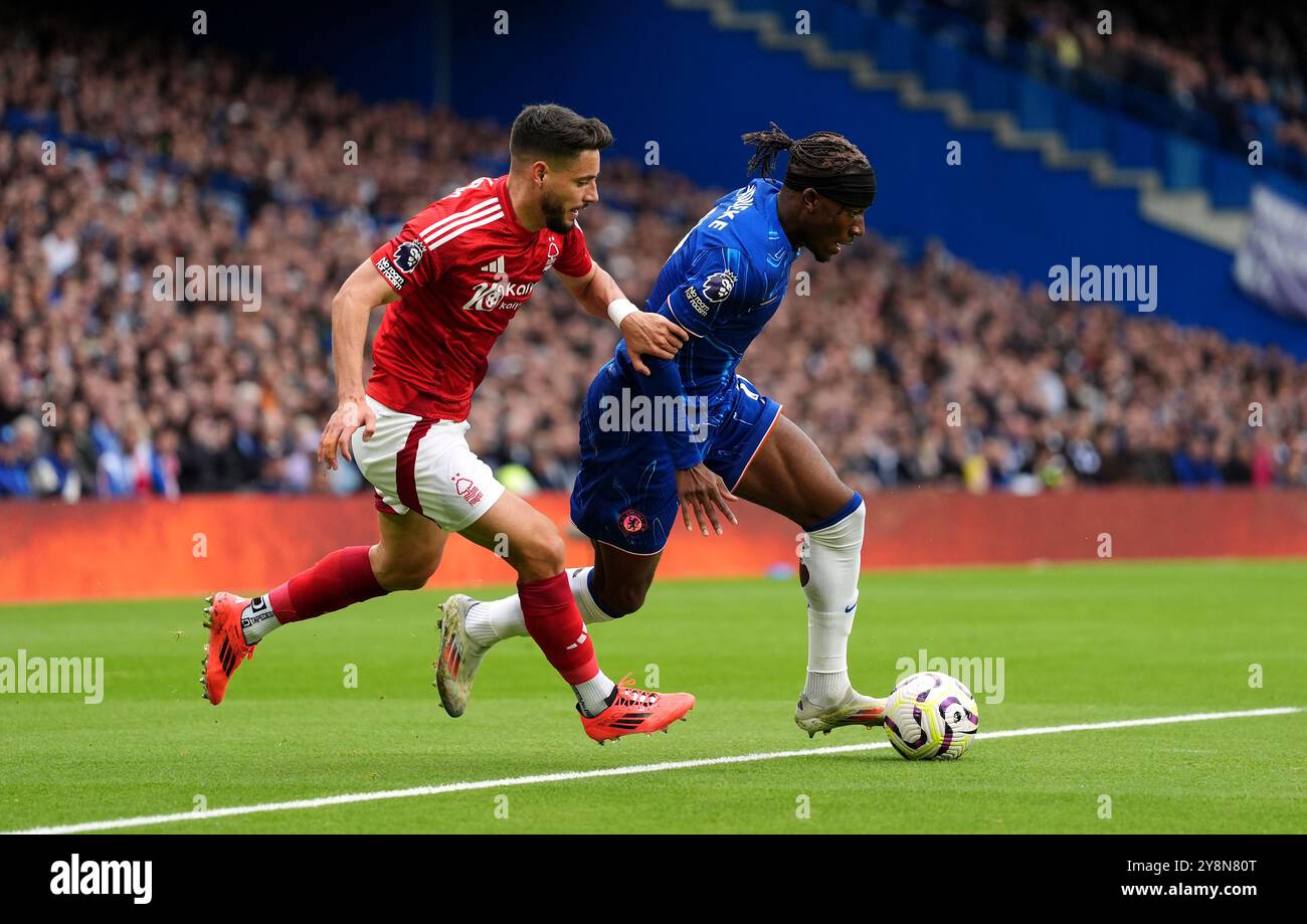 Noni Madueke de Chelsea et Alex Moreno de Nottingham Forest se battent pour le ballon lors du premier League match à Stamford Bridge, Londres. Date de la photo : dimanche 6 octobre 2024. Banque D'Images
