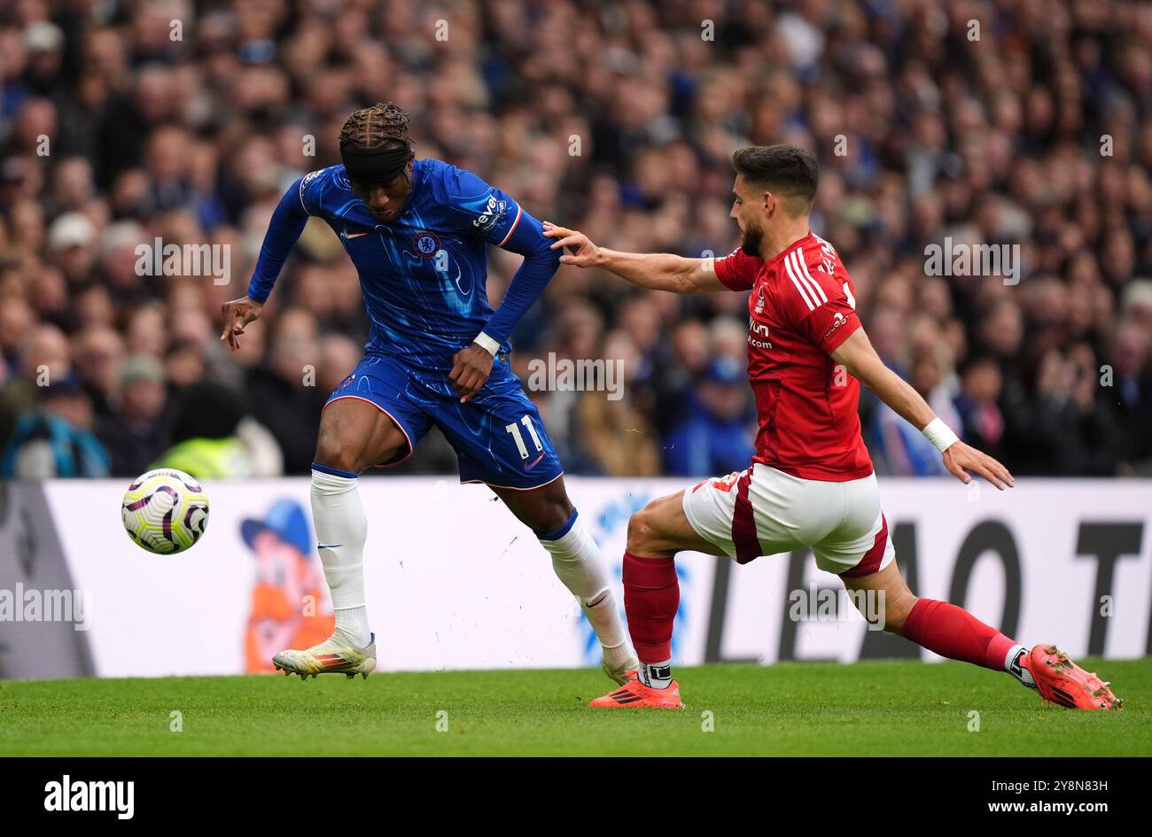 Noni Madueke de Chelsea et Alex Moreno de Nottingham Forest se battent pour le ballon lors du premier League match à Stamford Bridge, Londres. Date de la photo : dimanche 6 octobre 2024. Banque D'Images