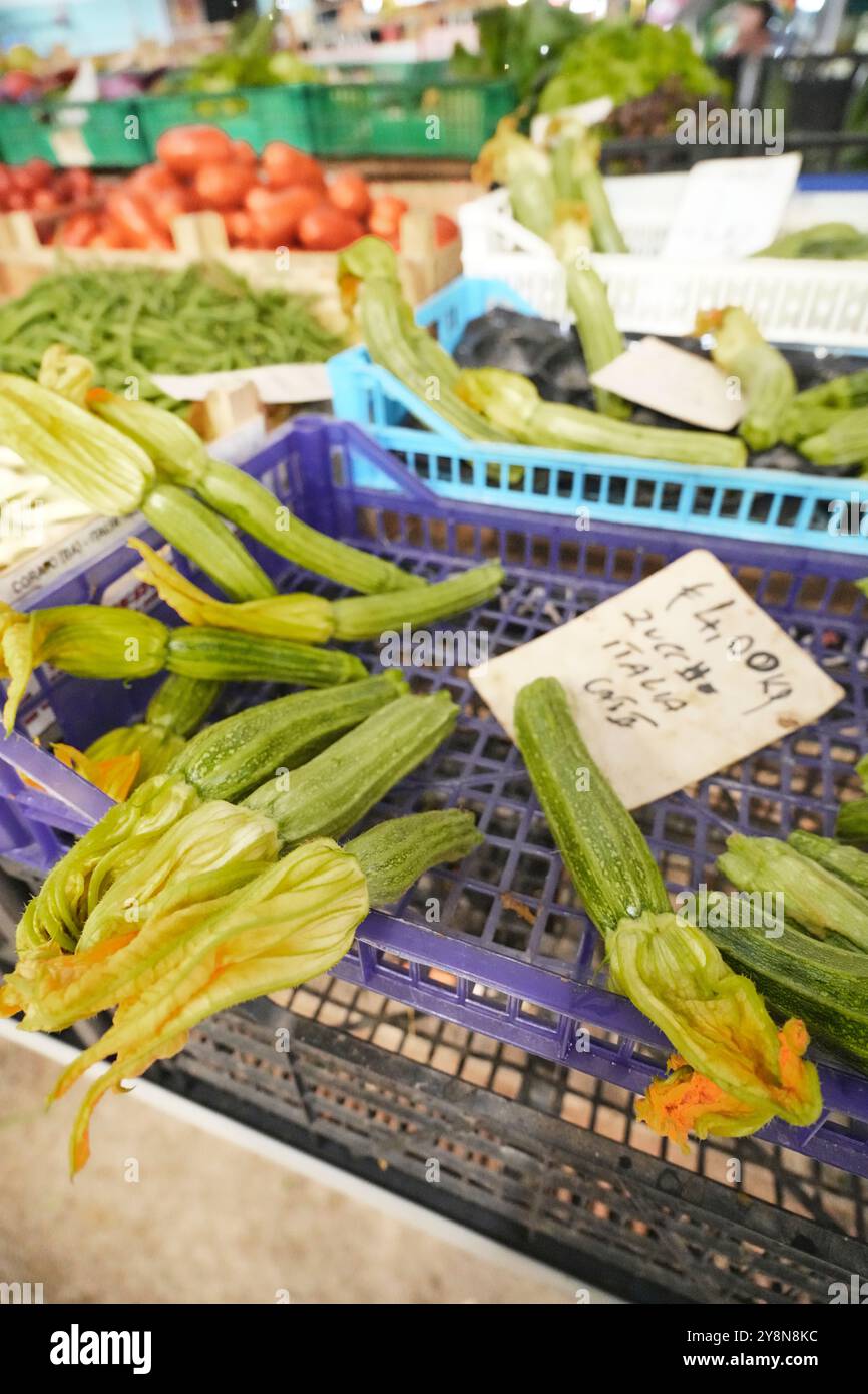 Mercato centrale on via dell’ Ariento , Florence, Italie. Les vendeurs de nourriture, les acheteurs, mangent certains des aliments les plus frais de Florence. Banque D'Images Mercato centrale on via dell’ Ariento , Florence, Italie. Les vendeurs de nourriture, les acheteurs, mangent certains des aliments les plus frais de Florence. Banque D'Images