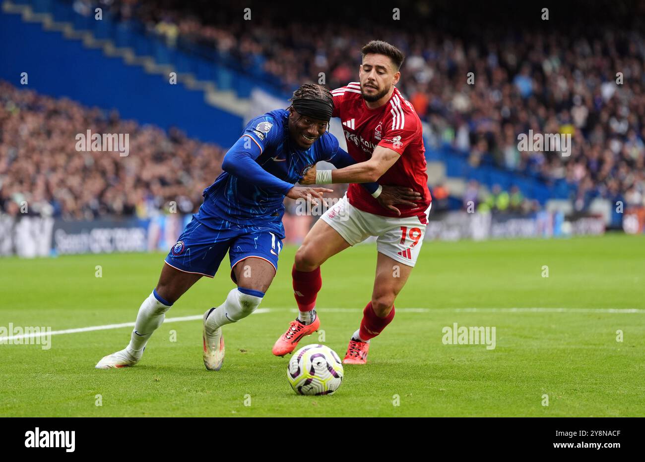 Noni Madueke de Chelsea et Alex Moreno de Nottingham Forest (à droite) se battent pour le ballon lors du match de premier League à Stamford Bridge, Londres. Date de la photo : dimanche 6 octobre 2024. Banque D'Images