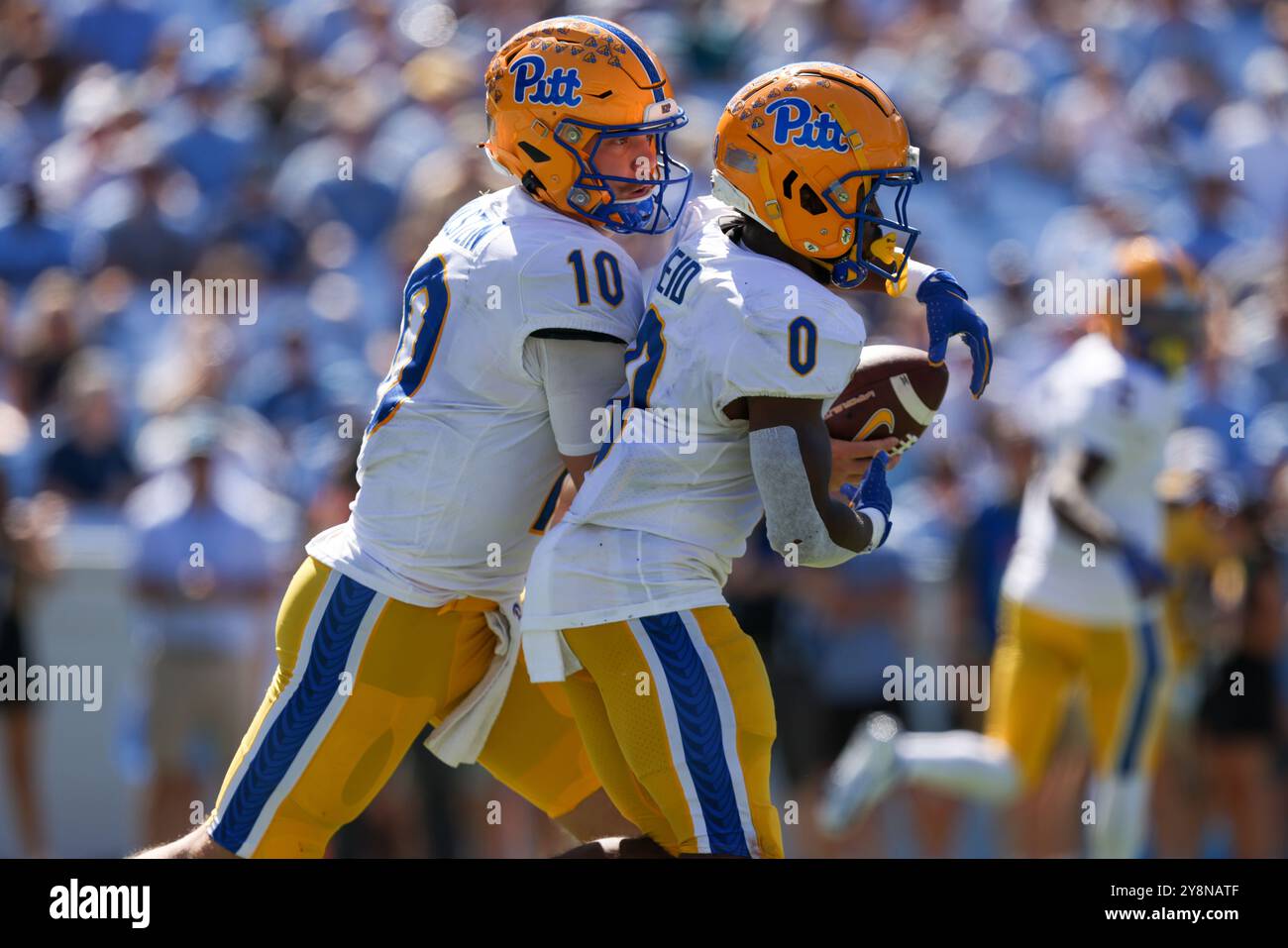 5 octobre 2024 : le quarterback des Pittsburgh Panthers Eli Holstein (10) remet le ballon au Running back Desmond Reid (0) pendant le match de football de la NCAA b Banque D'Images