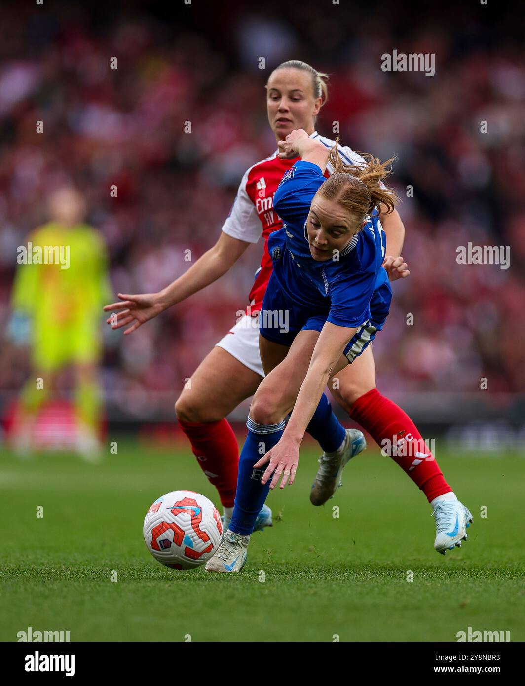 Sara Holmgaard d'Everton et Beth Mead d'Arsenal en action lors du match de Super League féminin à l'Emirates Stadium de Londres. Date de la photo : dimanche 6 octobre 2024. Banque D'Images