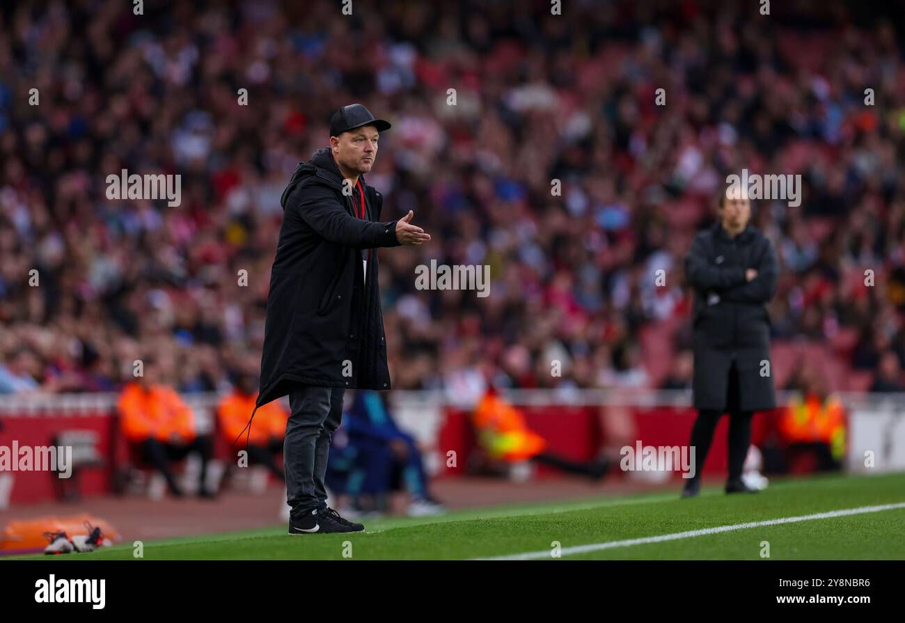 Brian Sorensen, manager d'Everton, fait des gestes sur la ligne de touche lors du match de Super League féminin à l'Emirates Stadium de Londres. Date de la photo : dimanche 6 octobre 2024. Banque D'Images