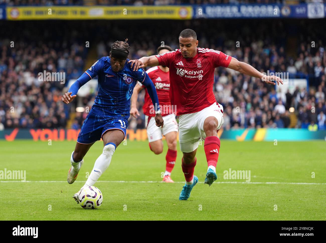 Noni Madueke de Chelsea et Murillo de Nottingham Forest (à droite) se battent pour le ballon lors du match de premier League à Stamford Bridge, Londres. Date de la photo : dimanche 6 octobre 2024. Banque D'Images