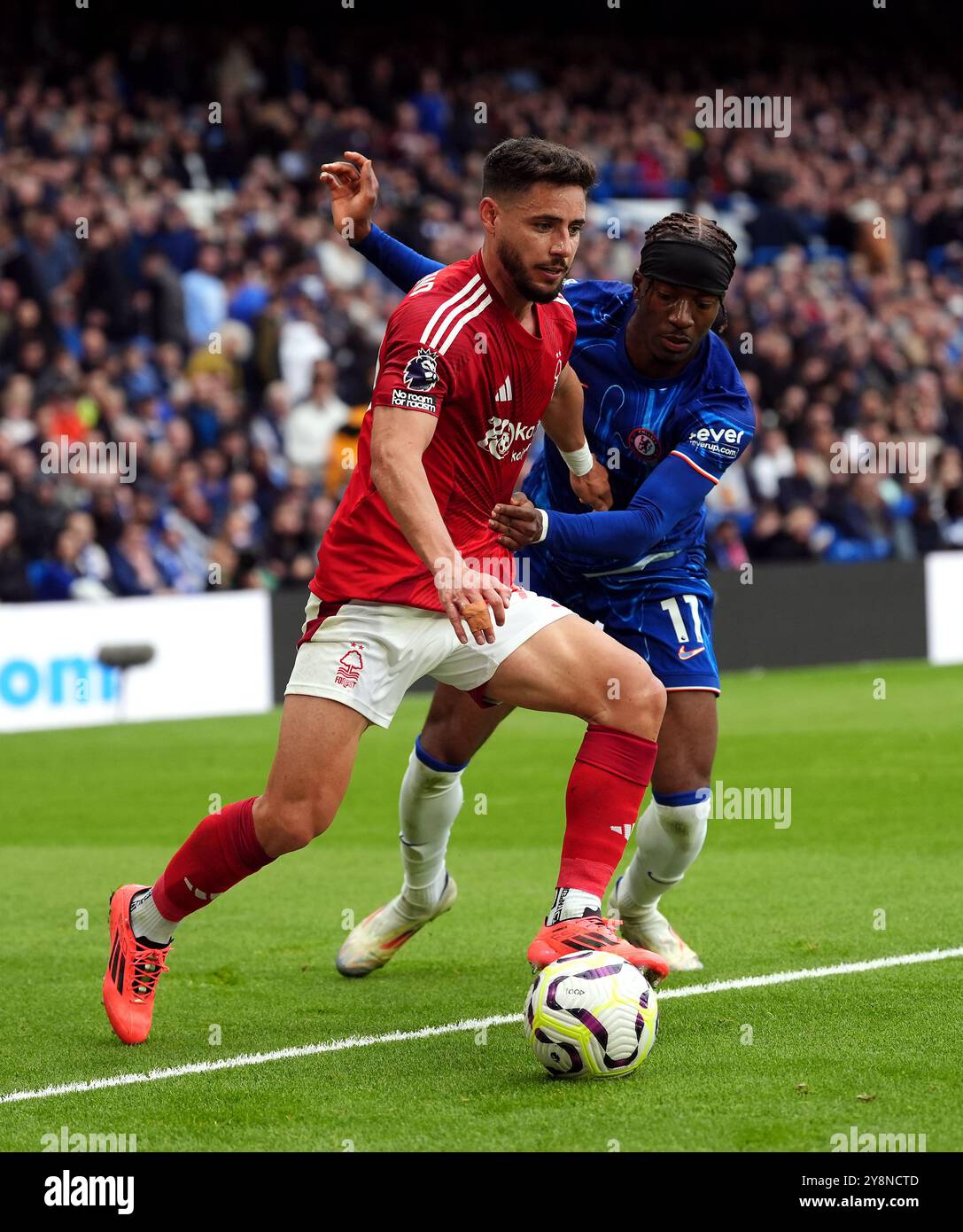 Alex Moreno de Nottingham Forest et Noni Madueke de Chelsea (à droite) se battent pour le ballon lors du match de premier League à Stamford Bridge, Londres. Date de la photo : dimanche 6 octobre 2024. Banque D'Images