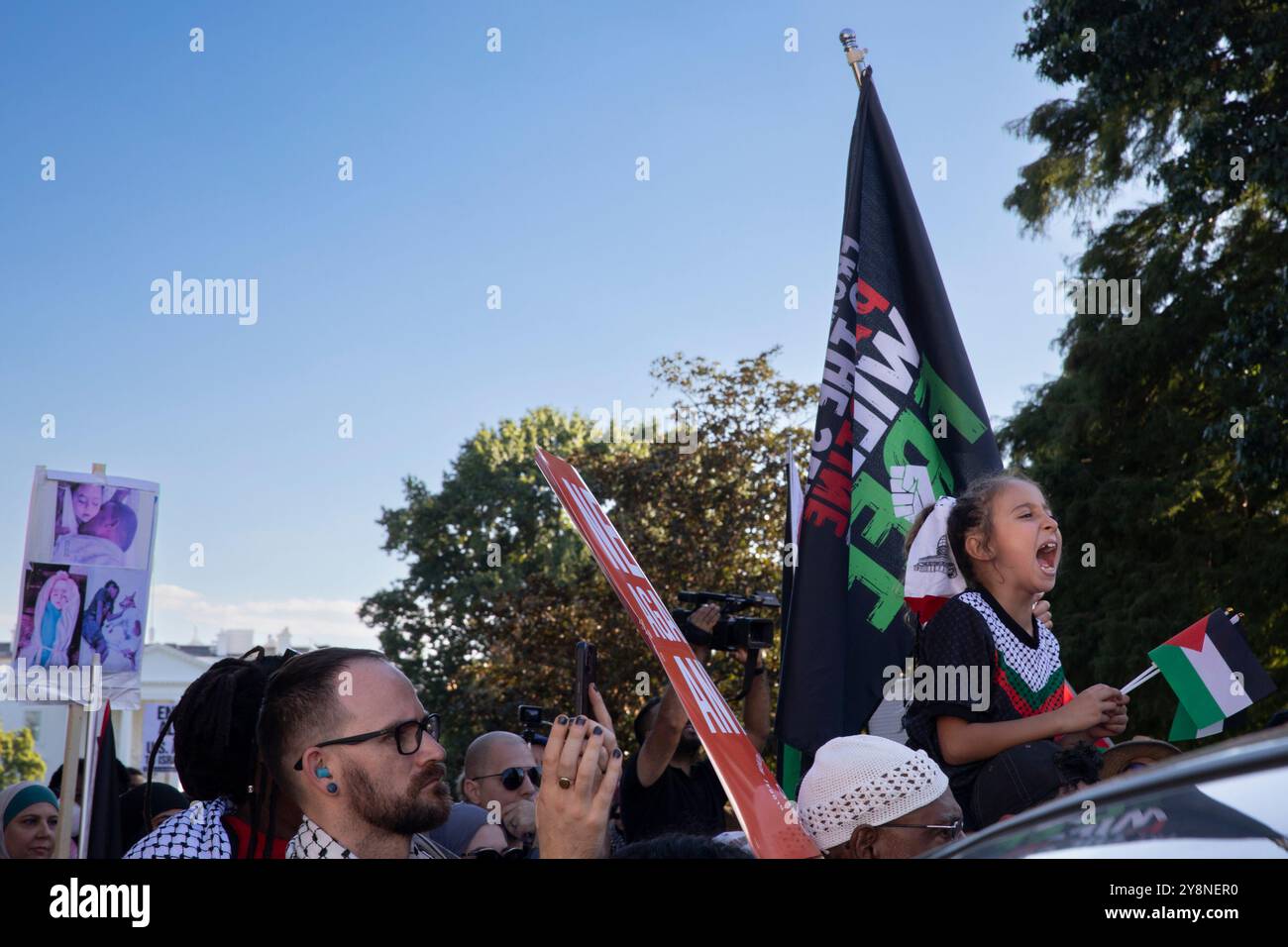 Des centaines de personnes se rassemblent lors d’un rassemblement pro-palestinien dans le cadre d’une journée internationale d’action près de la Maison Blanche, Washington DC, États-Unis, le 05 octobre 2024. Vers 16 heures, environ 1 000 ont marché de Lafayette Square et sur H Street NW à l'intersection de Black Lives Matter Plaza et ont bloqué la rue. Certains portaient des banderoles qui indiquaient « PALESTINE LIBRE » et des pancartes exigeant un embargo sur les armes contre Israël, tandis que d’autres brandissaient des drapeaux palestiniens. Cette manifestation s’inscrit dans le cadre de l’anniversaire des attaques dirigées par le Hamas contre Israël le 7e anniversaire et du début de la guerre dévastatrice Israël-Hamas. (Photo de Aashish Kiph Banque D'Images