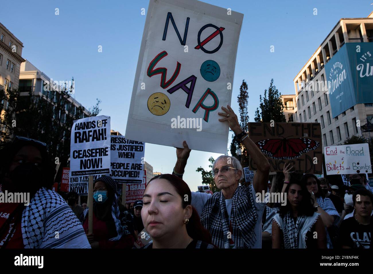 Une personne tient une pancarte avec le texte "pas de guerre" lors d'un rassemblement pro-palestinien dans le cadre d'une journée internationale d'action près de la Maison Blanche, Washington DC, États-Unis, le 05 octobre 2024. Vers 16 heures, environ 1 000 ont marché de Lafayette Square et sur H Street NW à l'intersection de Black Lives Matter Plaza et ont bloqué la rue. Certains portaient des banderoles qui indiquaient « PALESTINE LIBRE » et des pancartes exigeant un embargo sur les armes contre Israël, tandis que d’autres brandissaient des drapeaux palestiniens. Cette manifestation s’inscrit dans le cadre de l’anniversaire des attaques dirigées par le Hamas contre Israël le 7e anniversaire et du début de l’Israël dévastateur Banque D'Images