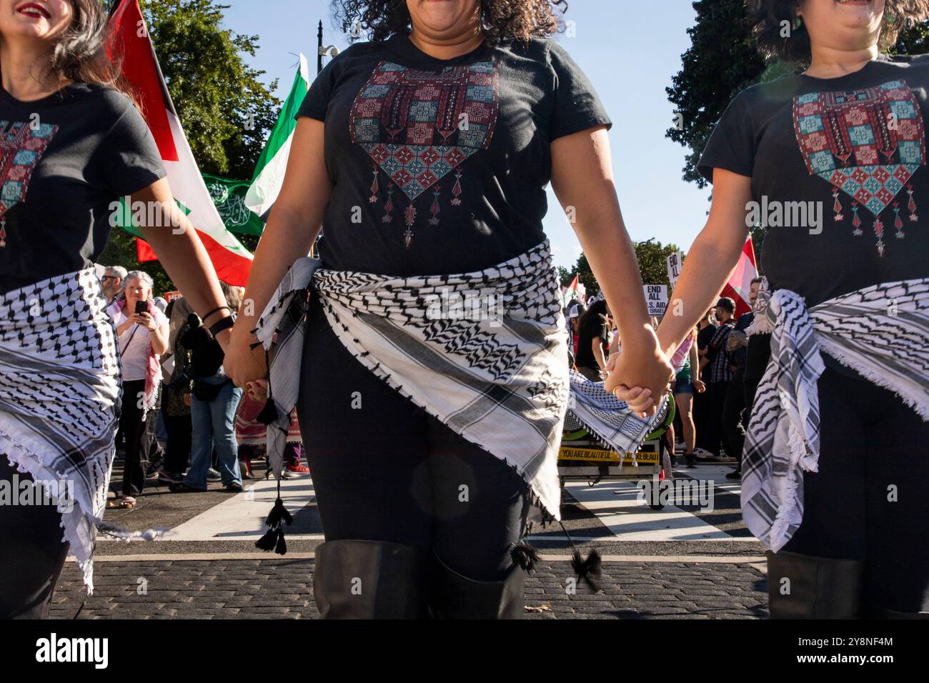 Des centaines de personnes se rassemblent lors d’un rassemblement pro-palestinien dans le cadre d’une journée internationale d’action près de la Maison Blanche, Washington DC, États-Unis, le 05 octobre 2024. Vers 16 heures, environ 1 000 ont marché de Lafayette Square et sur H Street NW à l'intersection de Black Lives Matter Plaza et ont bloqué la rue. Certains portaient des banderoles qui indiquaient « PALESTINE LIBRE » et des pancartes exigeant un embargo sur les armes contre Israël, tandis que d’autres brandissaient des drapeaux palestiniens. Cette manifestation s’inscrit dans le cadre de l’anniversaire des attaques dirigées par le Hamas contre Israël le 7e anniversaire et du début de la guerre dévastatrice Israël-Hamas. (Photo de Aashish Kiph Banque D'Images