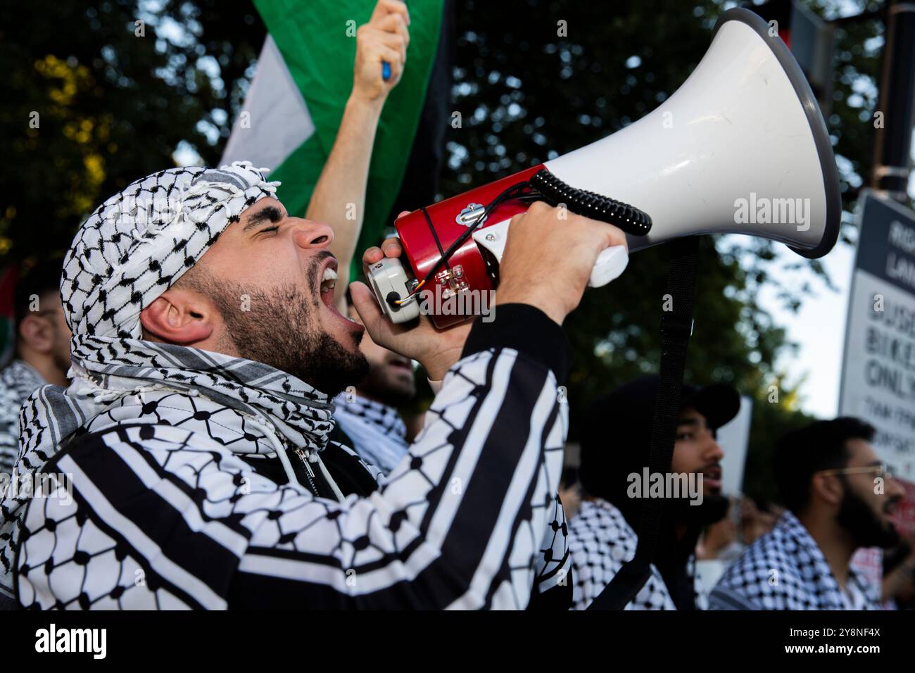 Un manifestant chante lors d’un rassemblement pro-palestinien dans le cadre d’une journée internationale d’action près de la Maison Blanche, Washington DC, États-Unis, le 5 octobre 2024. Vers 16 heures, environ 1 000 ont marché de Lafayette Square et sur H Street NW à l'intersection de Black Lives Matter Plaza et ont bloqué la rue. Certains portaient des banderoles qui indiquaient « PALESTINE LIBRE » et des pancartes exigeant un embargo sur les armes contre Israël, tandis que d’autres brandissaient des drapeaux palestiniens. Cette manifestation s’inscrit dans le cadre de l’anniversaire des attaques dirigées par le Hamas contre Israël le 7e anniversaire et du début de la guerre dévastatrice Israël-Hamas. (Photo par Aashis Banque D'Images