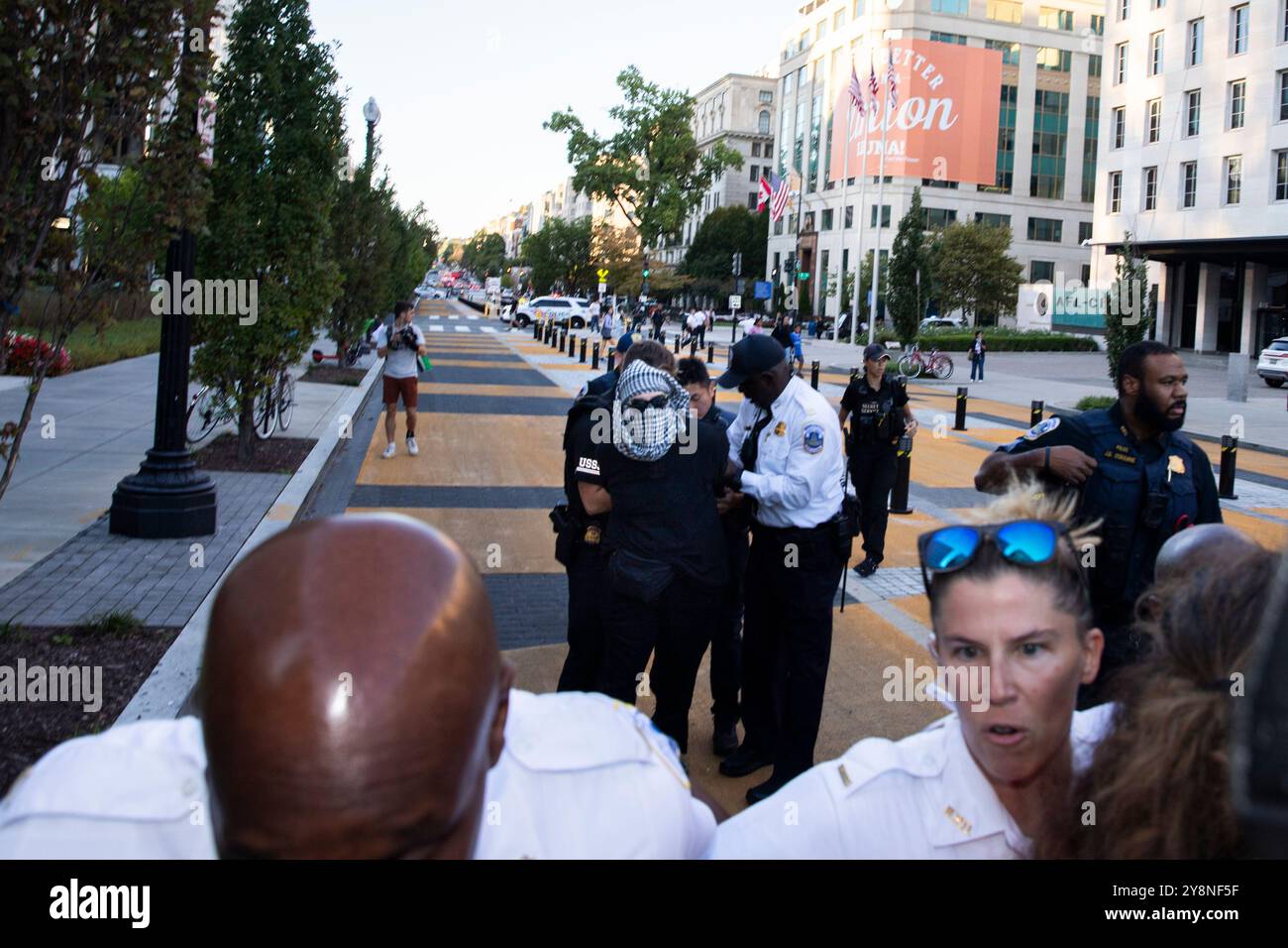 Un manifestant est arrêté par la police lors d'un rassemblement pro-palestinien dans le cadre d'une journée internationale d'action près de la Maison Blanche, Washington DC, États-Unis, le 5 octobre 2024. Vers 16 heures, environ 1 000 ont marché de Lafayette Square et sur H Street NW à l'intersection de Black Lives Matter Plaza et ont bloqué la rue. Certains portaient des banderoles qui indiquaient « PALESTINE LIBRE » et des pancartes exigeant un embargo sur les armes contre Israël, tandis que d’autres brandissaient des drapeaux palestiniens. Cette manifestation s’inscrit dans le cadre de l’anniversaire des attaques dirigées par le Hamas contre Israël le 7e anniversaire et du début de la guerre dévastatrice Israël-Hamas. ( Banque D'Images