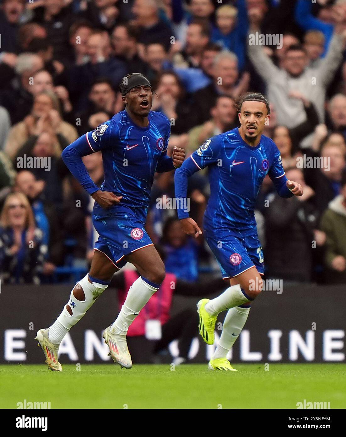 Noni Madueke de Chelsea célèbre avoir marqué le premier but de son équipe lors du match de premier League à Stamford Bridge, Londres. Date de la photo : dimanche 6 octobre 2024. Banque D'Images