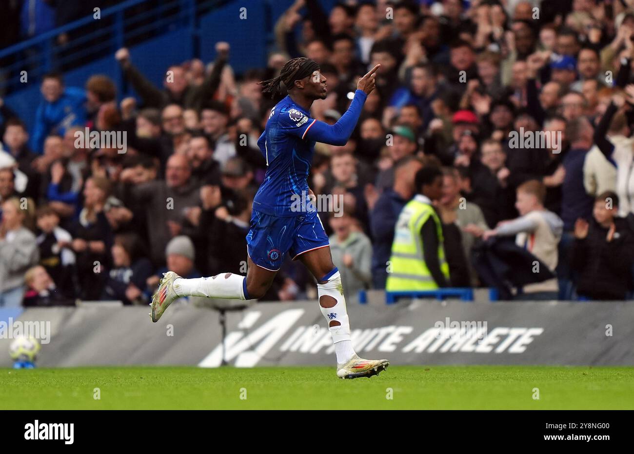 Noni Madueke de Chelsea célèbre avoir marqué le premier but de son équipe lors du match de premier League à Stamford Bridge, Londres. Date de la photo : dimanche 6 octobre 2024. Banque D'Images