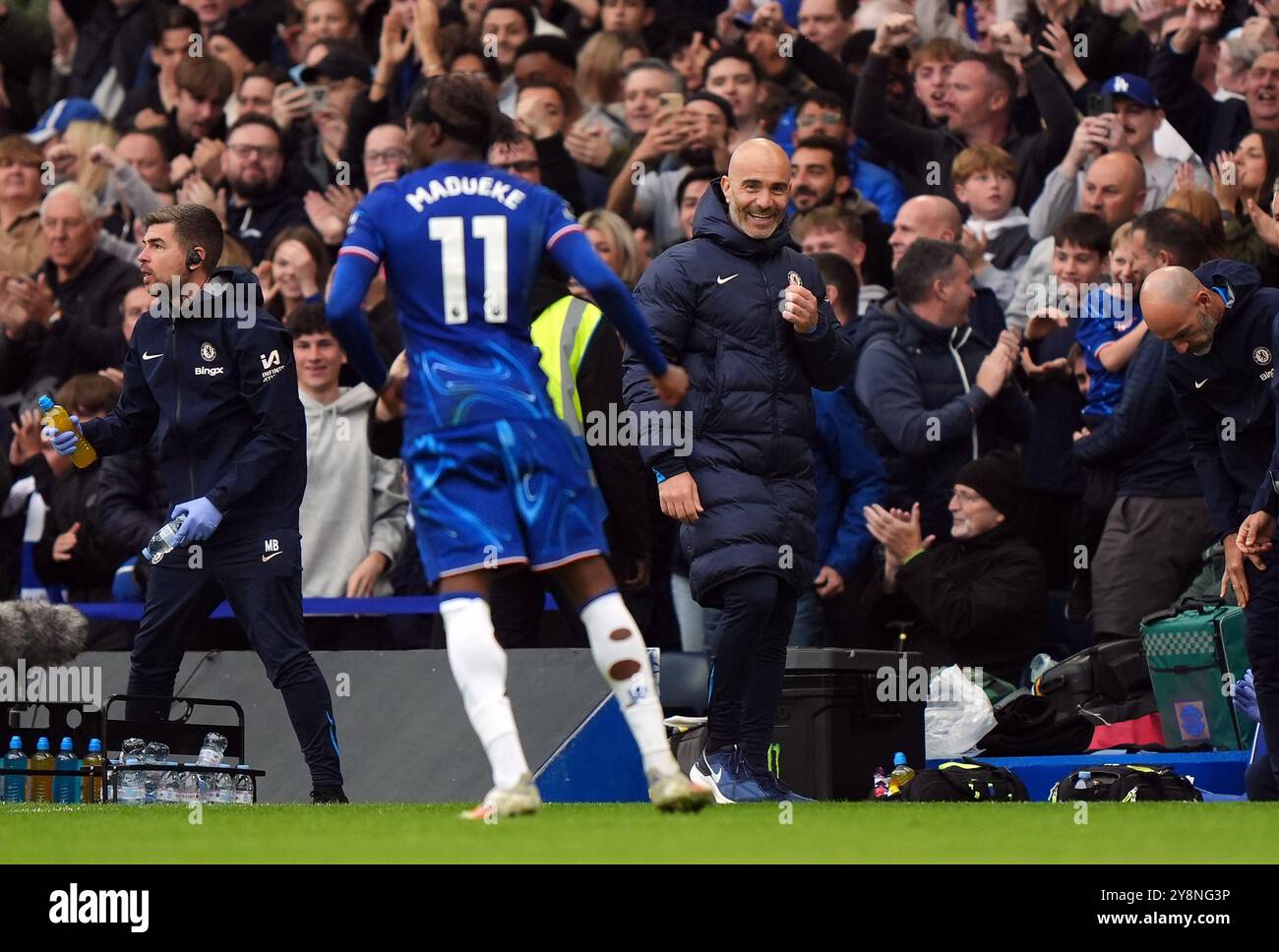 Noni Madueke de Chelsea célèbre avec son manager Enzo Maresca après avoir marqué le premier but de son équipe lors du match de premier League à Stamford Bridge, Londres. Date de la photo : dimanche 6 octobre 2024. Banque D'Images