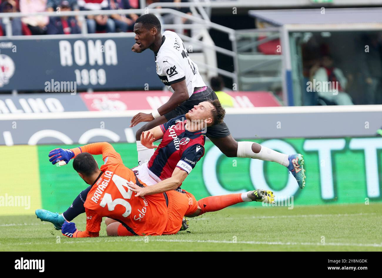 Bologne, Italie. 06 octobre 2024. Federico Ravaglia, le gardien de Bologne, Sam Beukema de Bologne et Ange-Yoan Bonny de Parme lors du match de football italien Enilive Serie A entre Bologna fc et Parme Calcio au stade Dall'Ara, Bologne, Italie du Nord, dimanche 06 octobre, 2024. sport - Soccer - (photo Michele Nucci crédit : LaPresse/Alamy Live News Banque D'Images