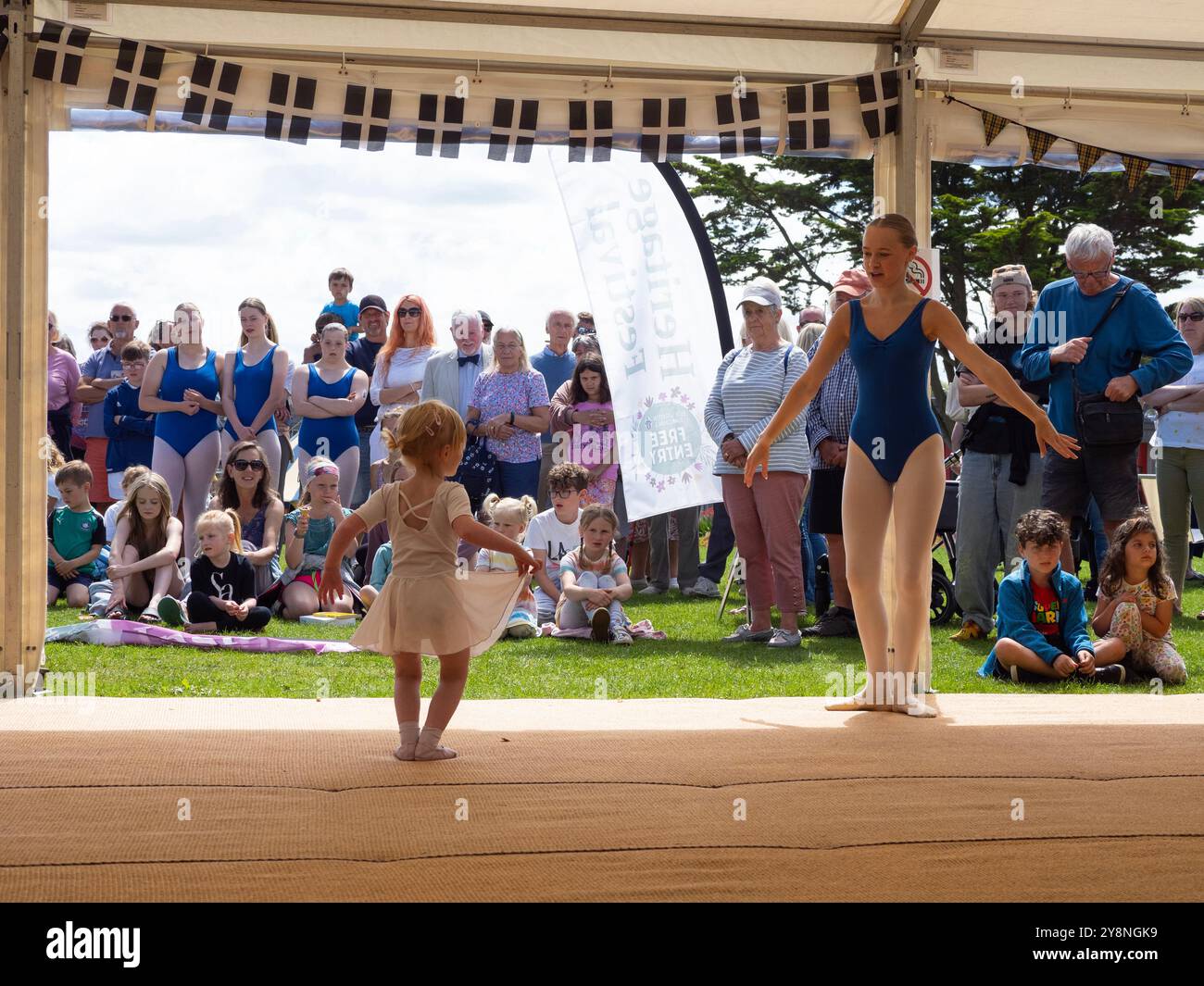 Groupe de ballet pour enfants se produisant dans un festival, Cornwall, Royaume-Uni Banque D'Images