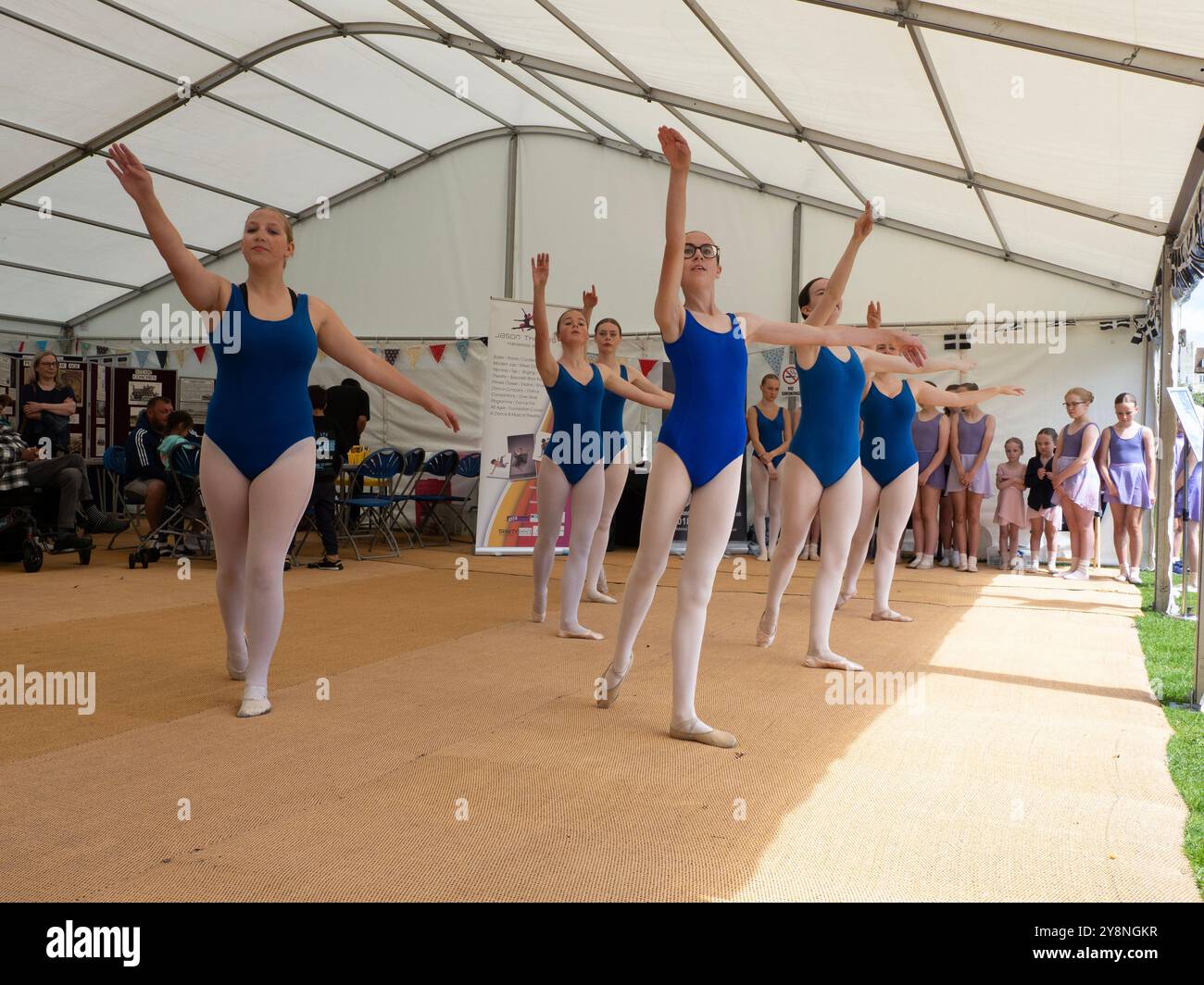 Groupe de ballet se produisant dans un festival, Cornwall, Royaume-Uni Banque D'Images