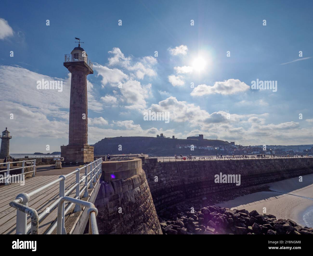 Le phare de la jetée ouest avec l'abbaye et l'église St Mary en arrière-plan Whitby Banque D'Images