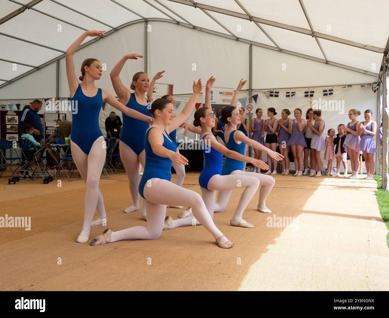 Groupe de ballet pour enfants se produisant dans un festival, Cornwall, Royaume-Uni Banque D'Images