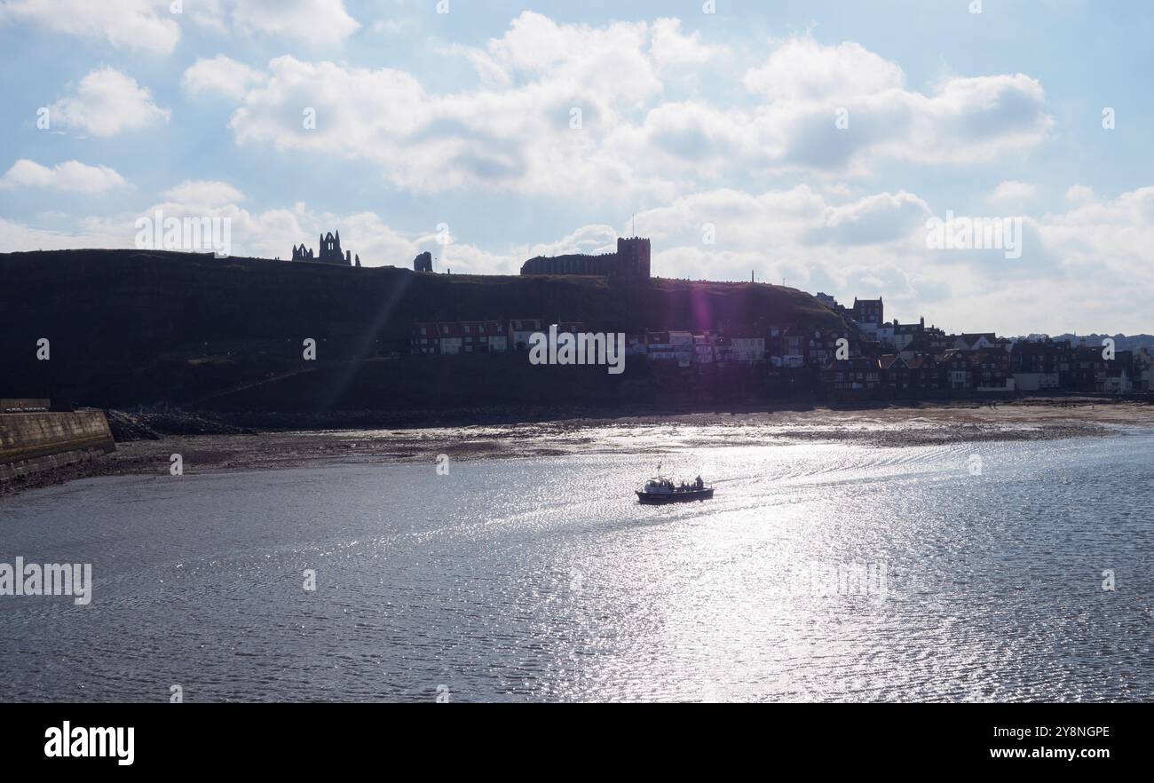 Bateau de pêche à la ligne affrété au départ du port de Whitby Banque D'Images